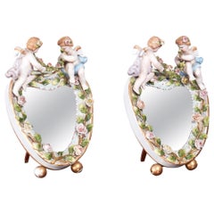 Paire de miroirs anciens en porcelaine continentale en forme de cœur