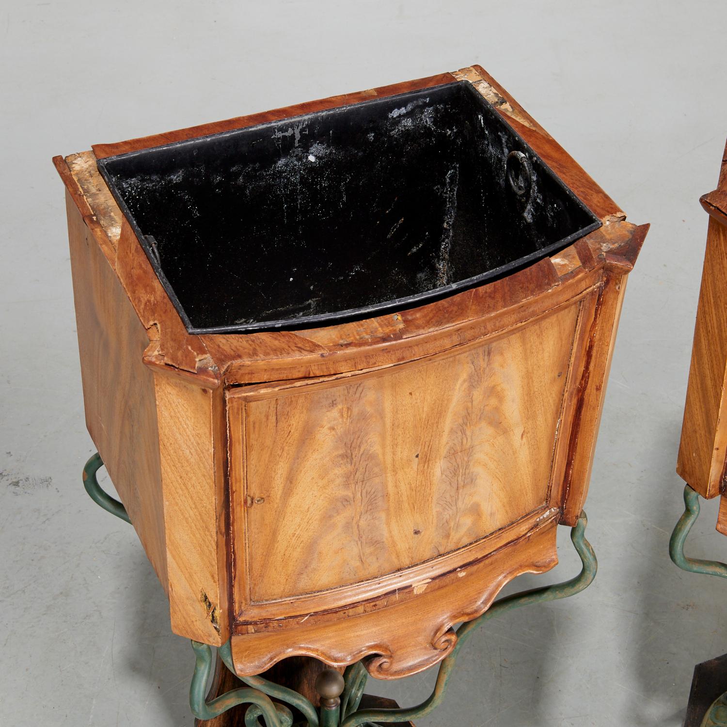 Une paire distinctive de jardinières continentales de la fin du XIXe siècle, probablement d'origine française ou belge, combinant un placage de noyer richement grainé avec des supports à volutes en fonte et des doublures en métal tôle d'origine.