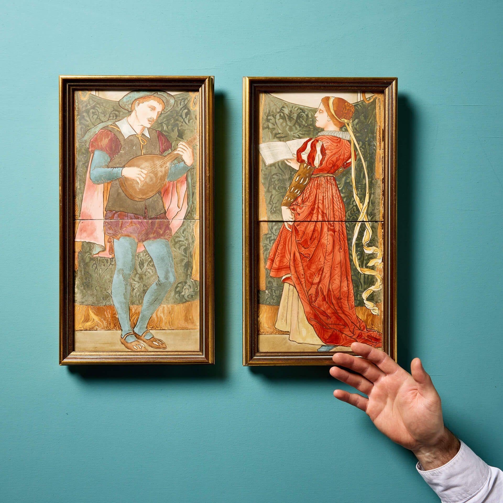 Un'impressionante coppia di antiche piastrelle Copeland raffiguranti scene classiche, esposte in splendide cornici dorate.

Sapientemente dipinte a mano, queste piastrelle in ceramica da 8 pollici mostrano un musicista maschio che suona un liuto e
