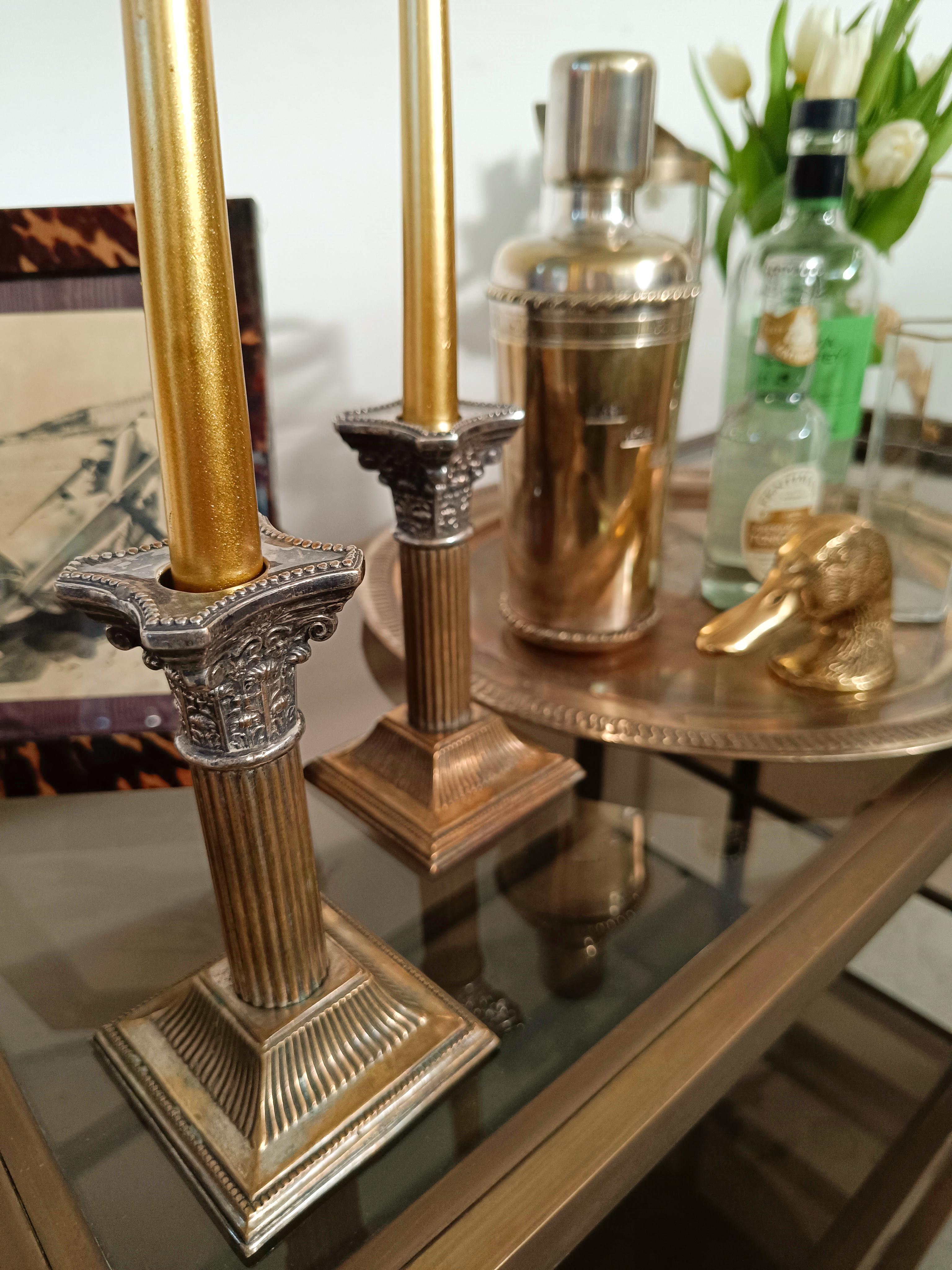 Paire de chandeliers corinthiens anciens en métal argenté en vente 3