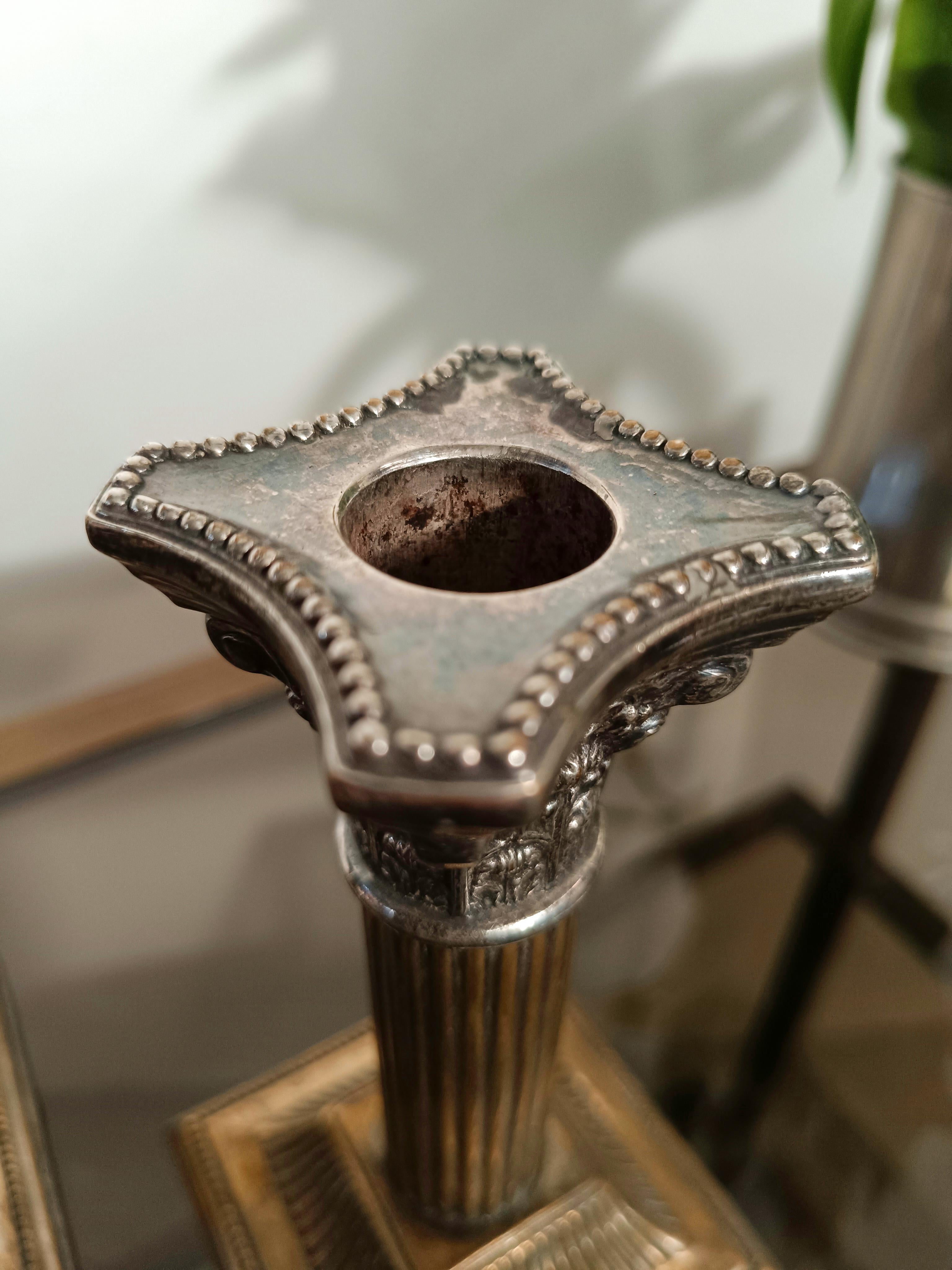 Paire de chandeliers corinthiens anciens en métal argenté en vente 4