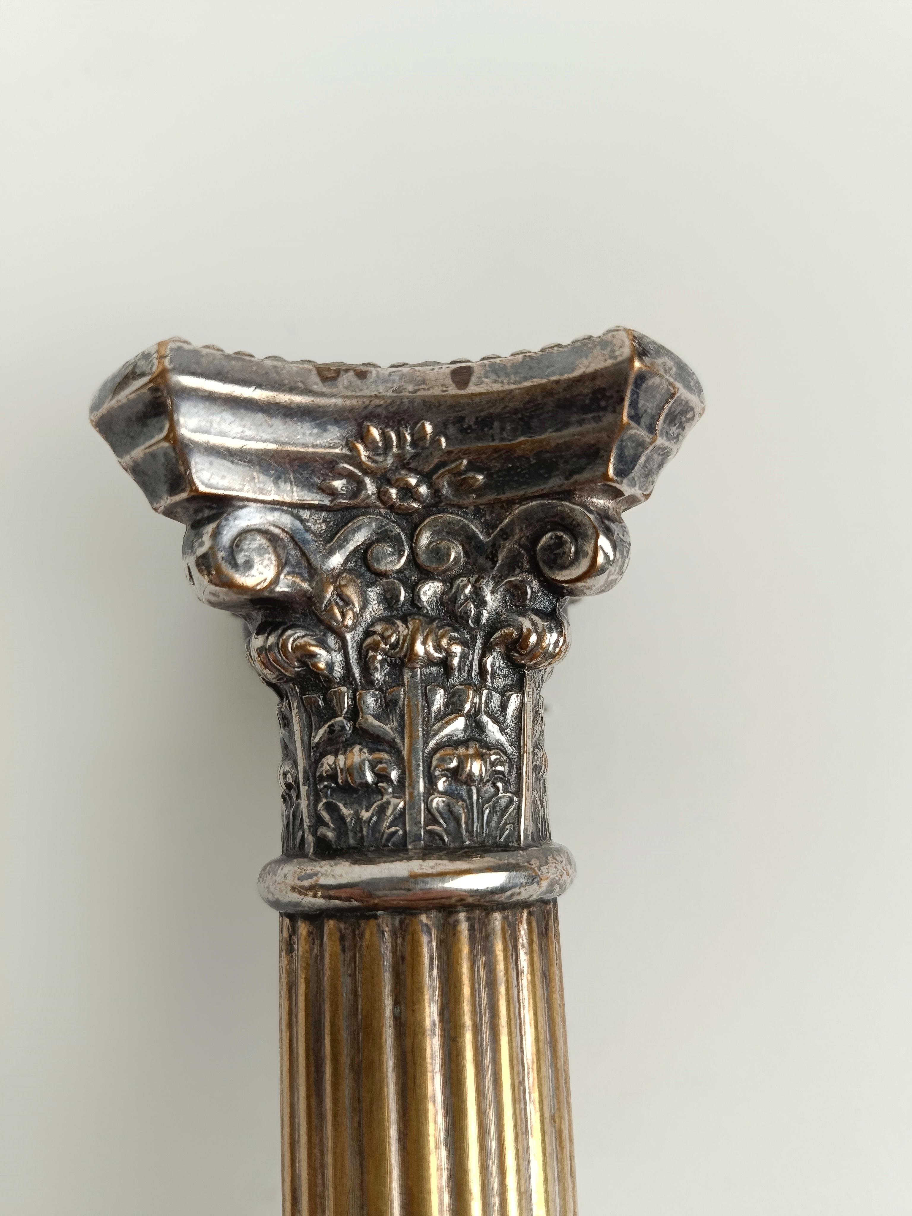Paire de chandeliers corinthiens anciens en métal argenté en vente 6