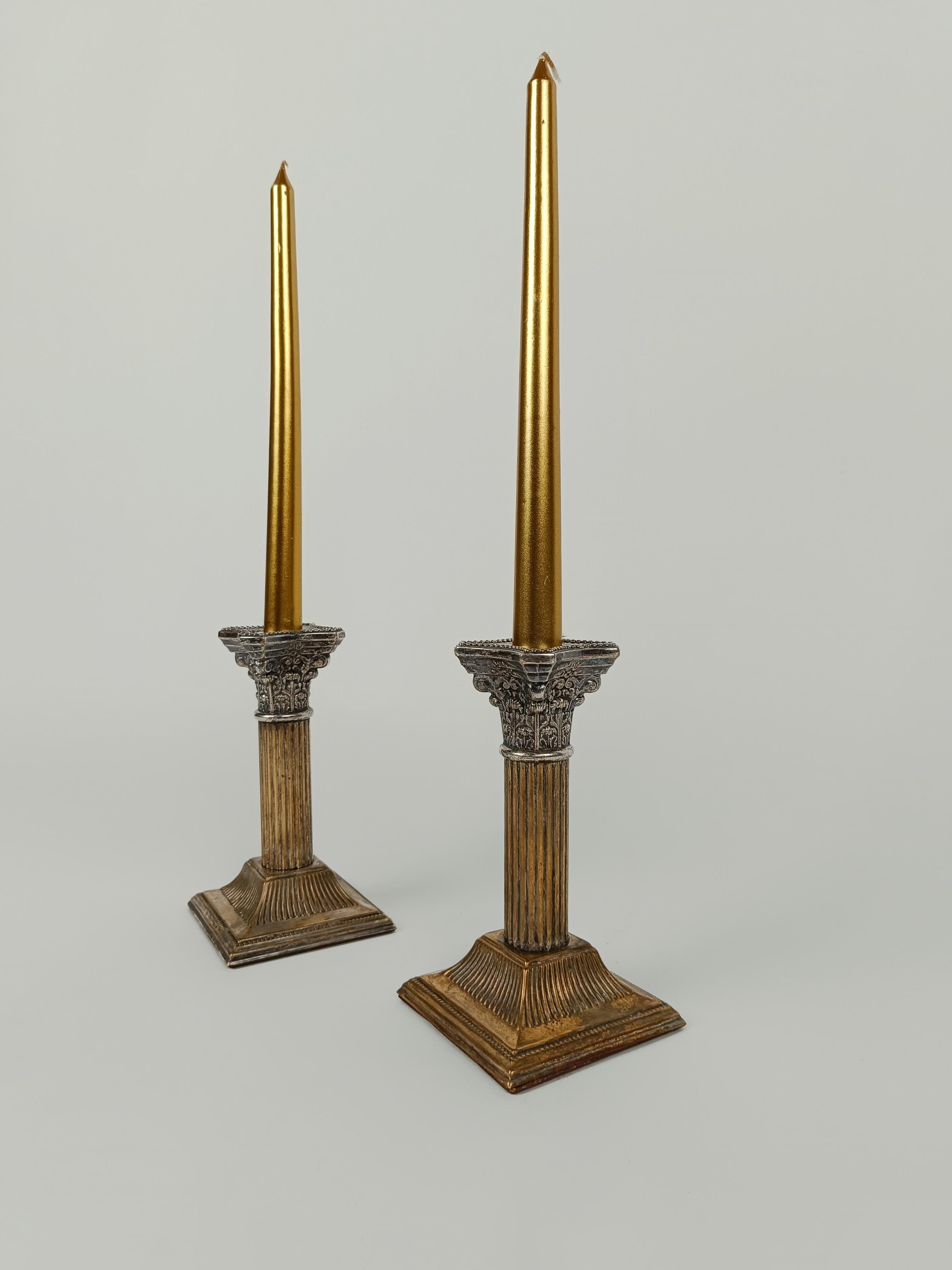 Paar antike korinthische Säulen-Kerzenständer aus versilbertem Holz im Angebot 4