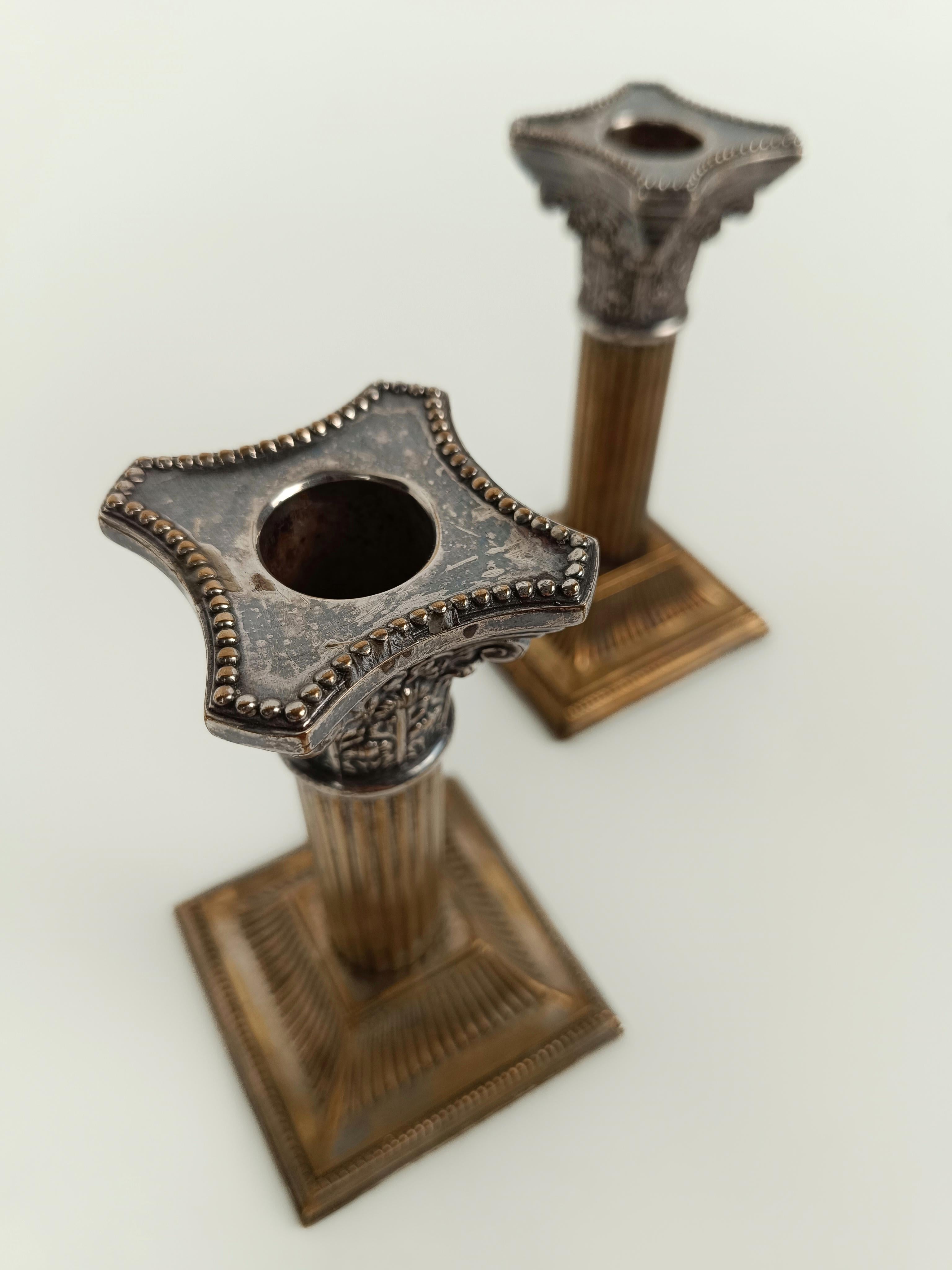 Paire de chandeliers corinthiens anciens en métal argenté en vente 8