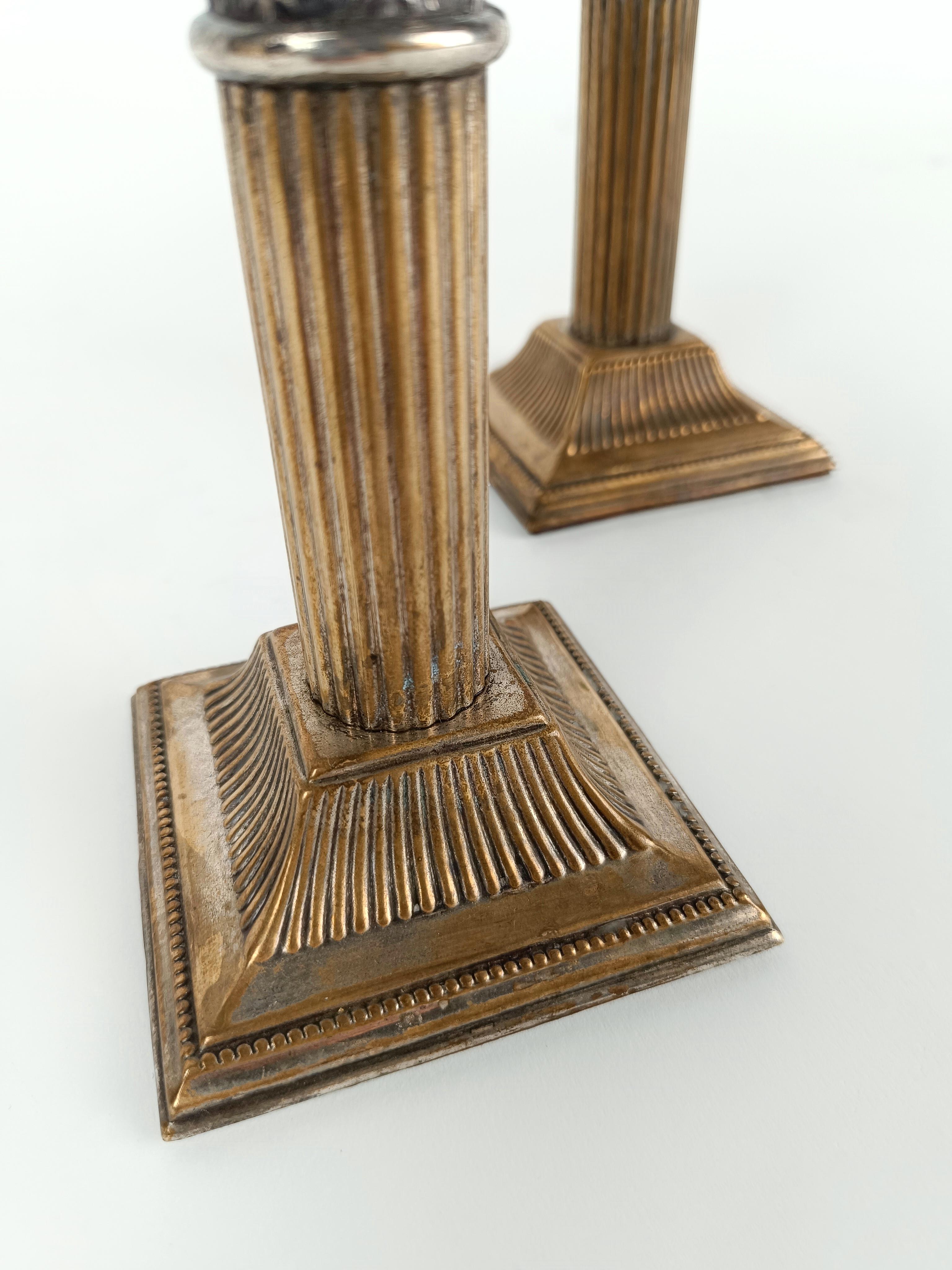 Paar antike korinthische Säulen-Kerzenständer aus versilbertem Holz im Angebot 10