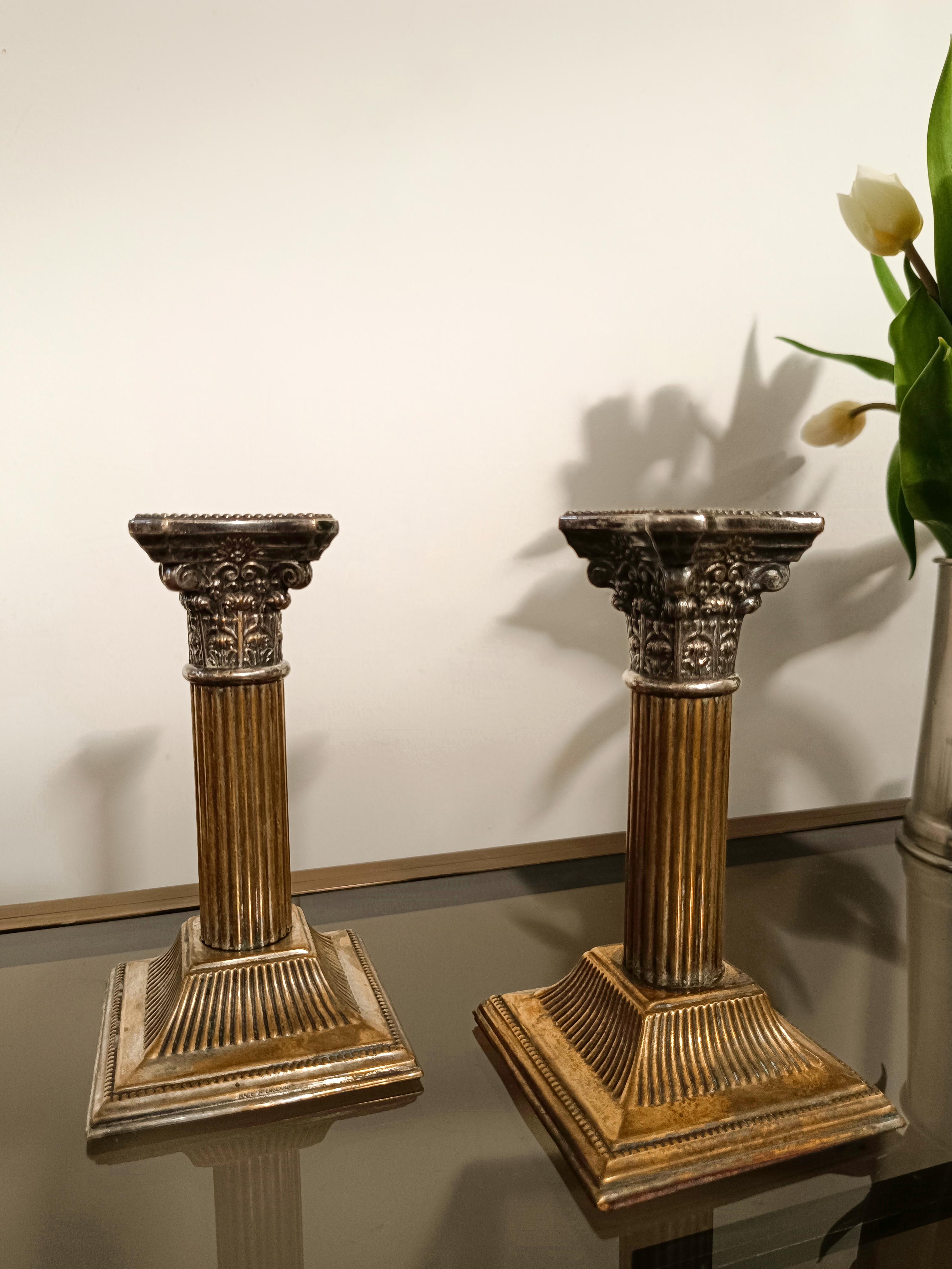 Néoclassique Paire de chandeliers corinthiens anciens en métal argenté en vente