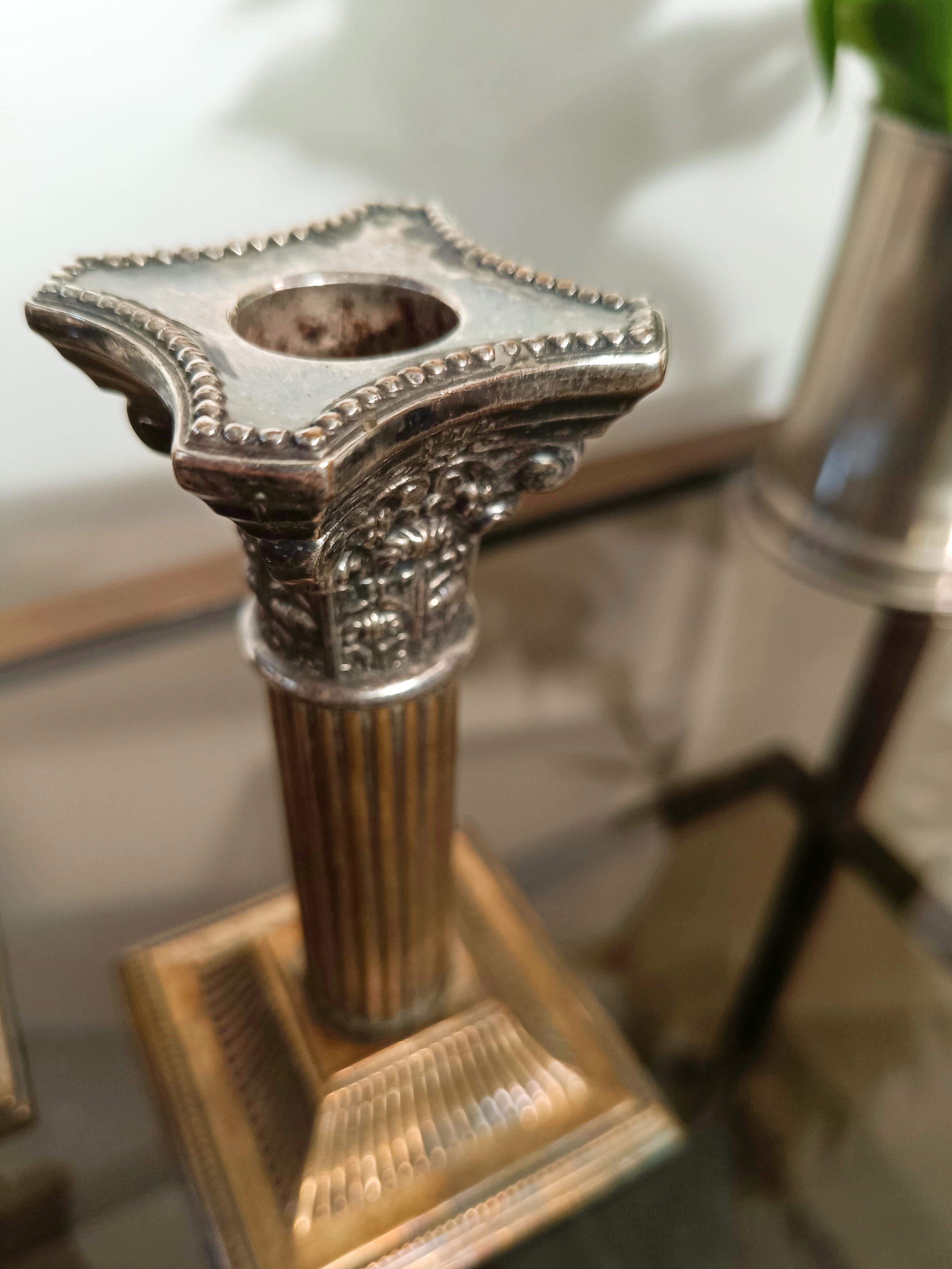 Anglais Paire de chandeliers corinthiens anciens en métal argenté en vente