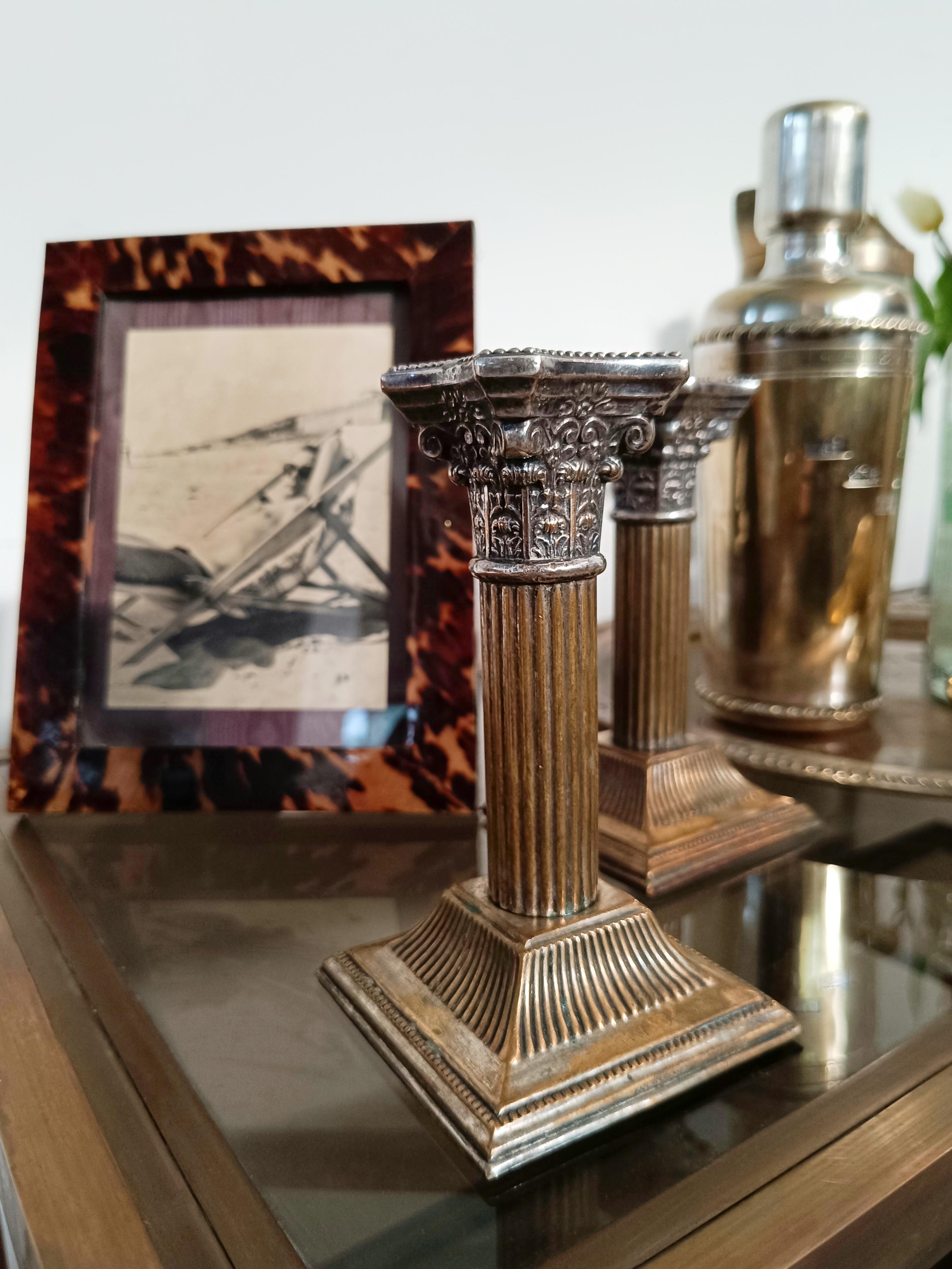 Paar antike korinthische Säulen-Kerzenständer aus versilbertem Holz (20. Jahrhundert) im Angebot