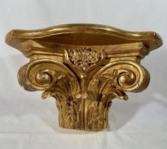 Paire de supports muraux corinthiens anciens en bois doré à demi-chapiteau