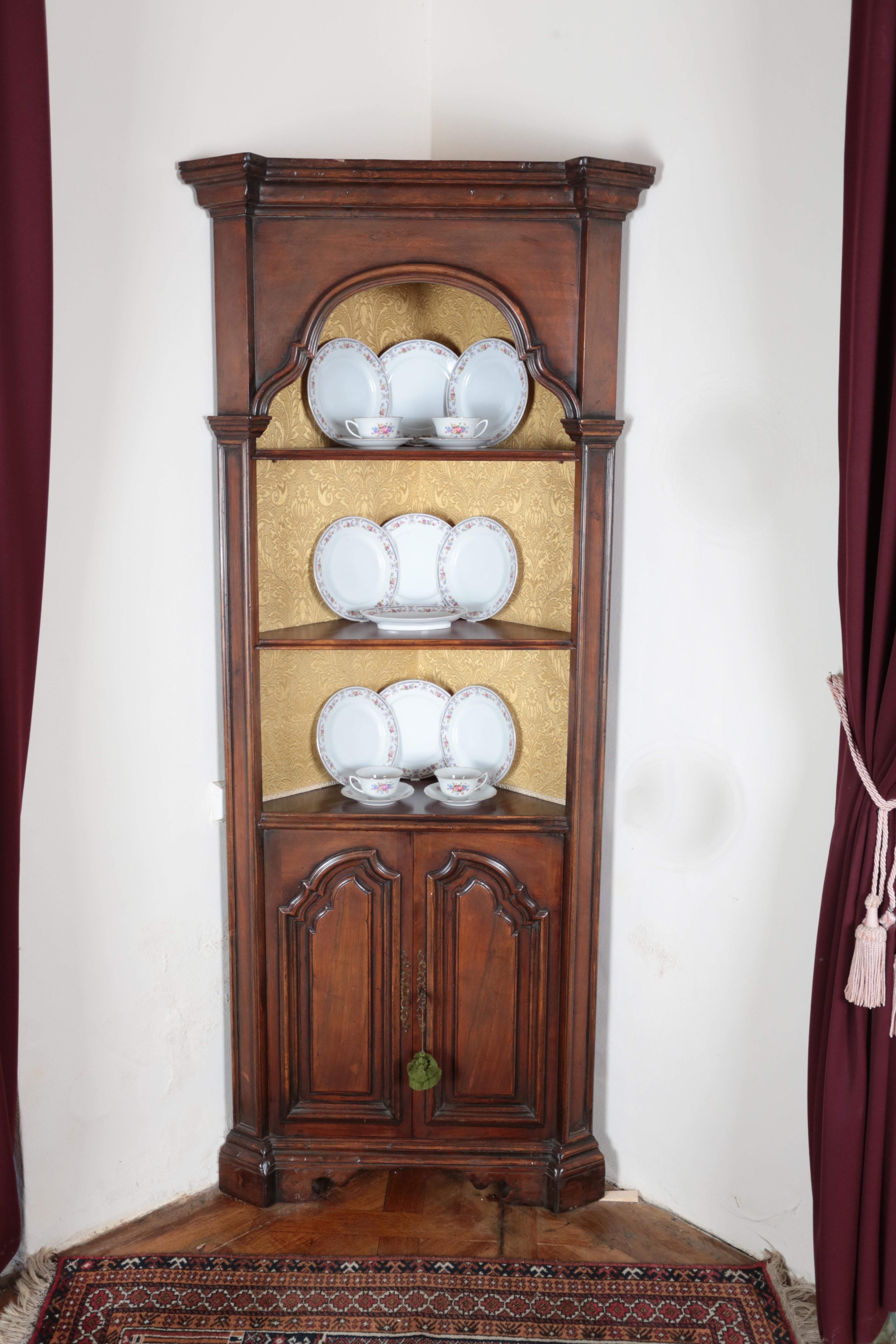Renaissance Paire d'armoires d'angle anciennes en vente