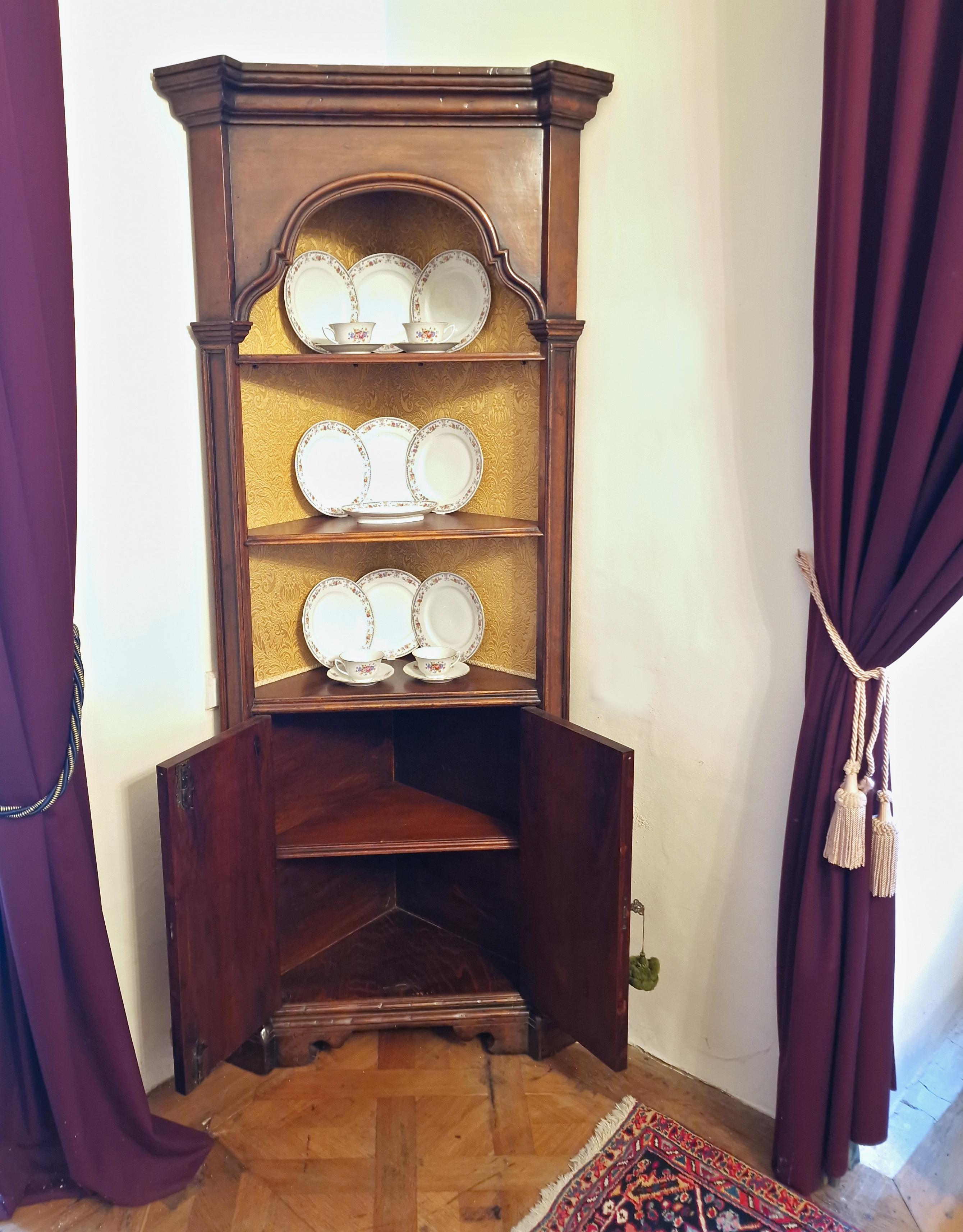 Pair of antique corner cabinets In Good Condition For Sale In STRAČOV, CZ
