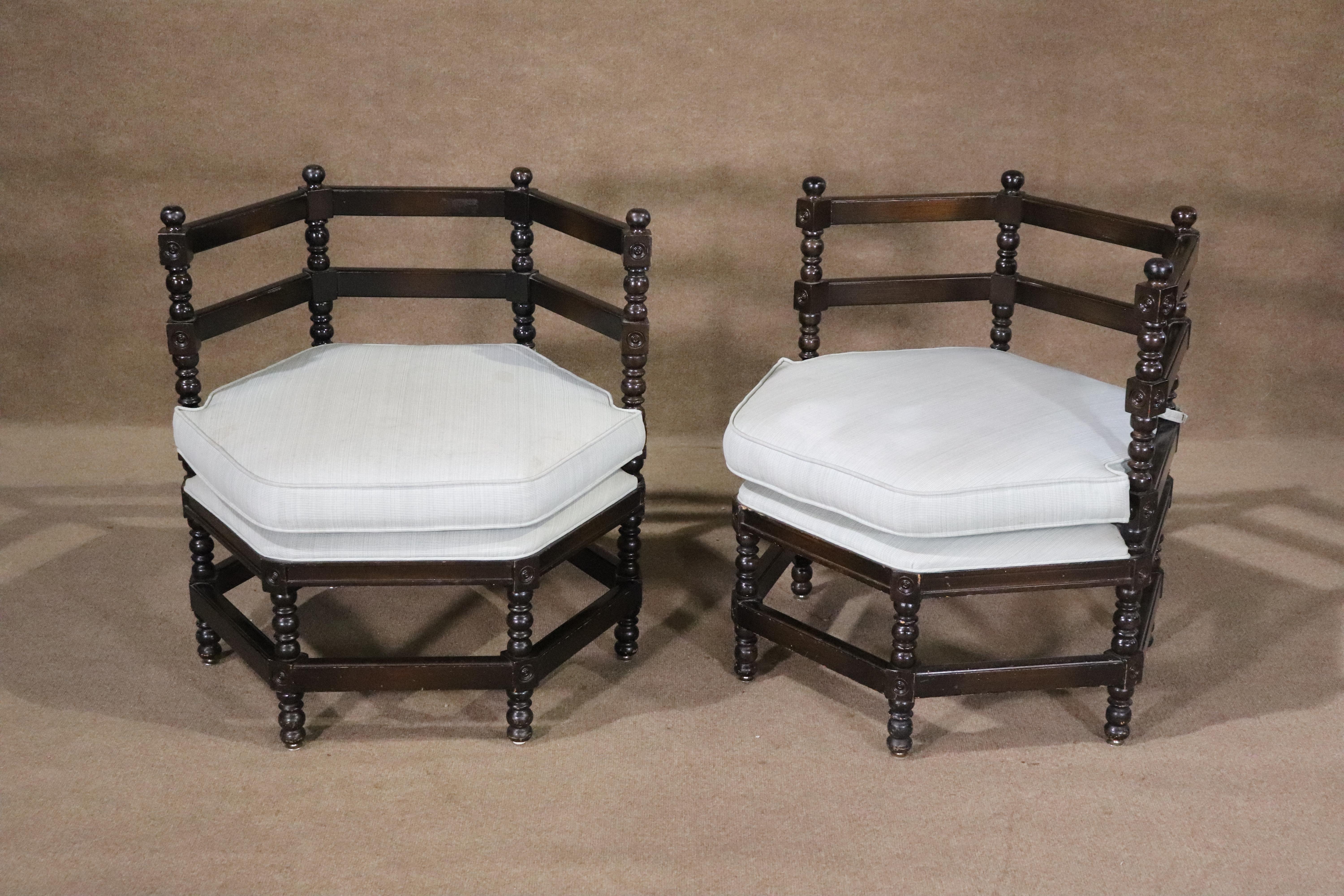 Paire unique de chaises hexagonales tournées vintage avec des cadres en bois sculpté.
Veuillez confirmer le lieu NY ou NJ 