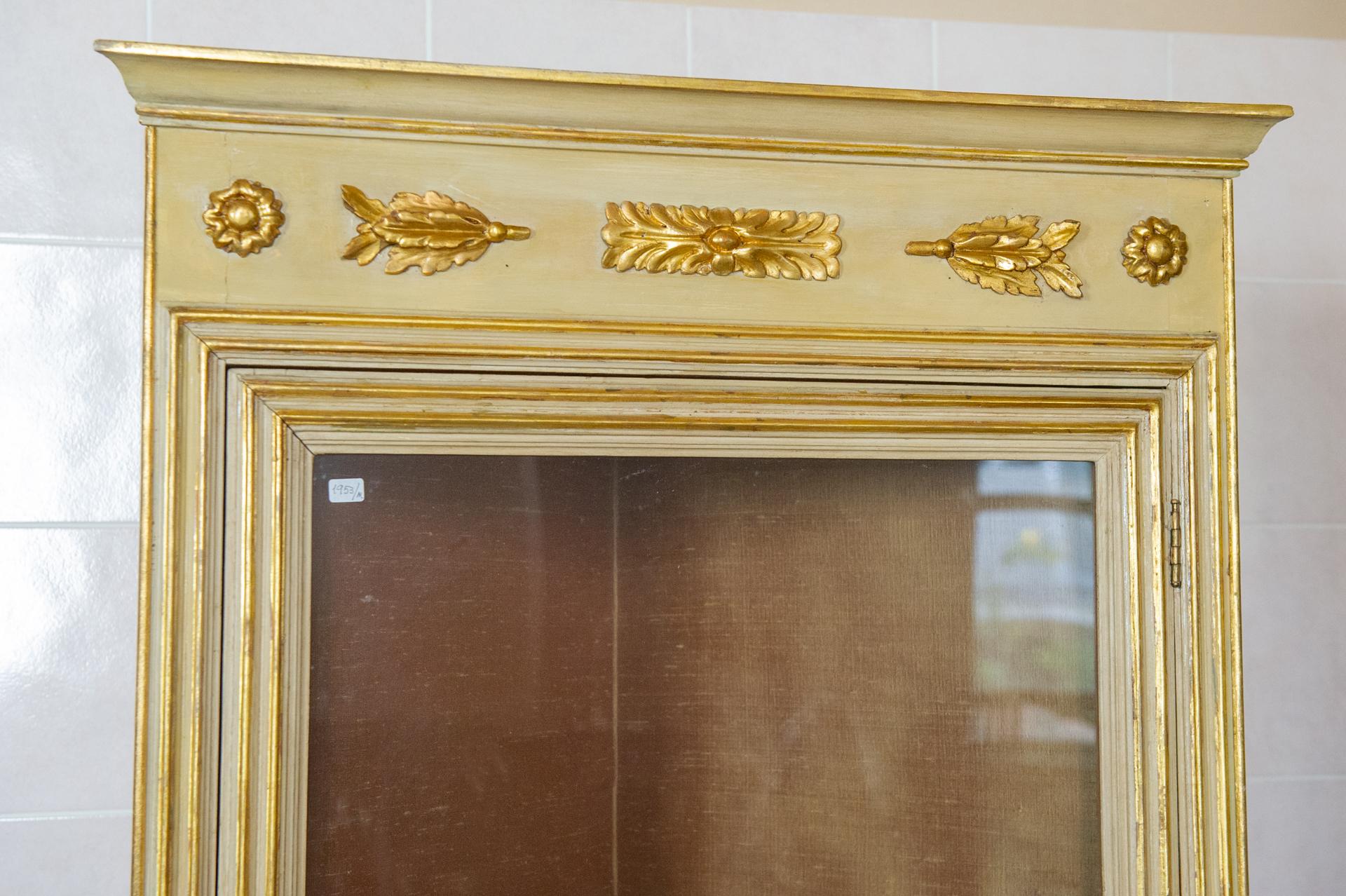 Paar antike, ecklackierte Schränke mit Glas auf Türen (Französisch) im Angebot