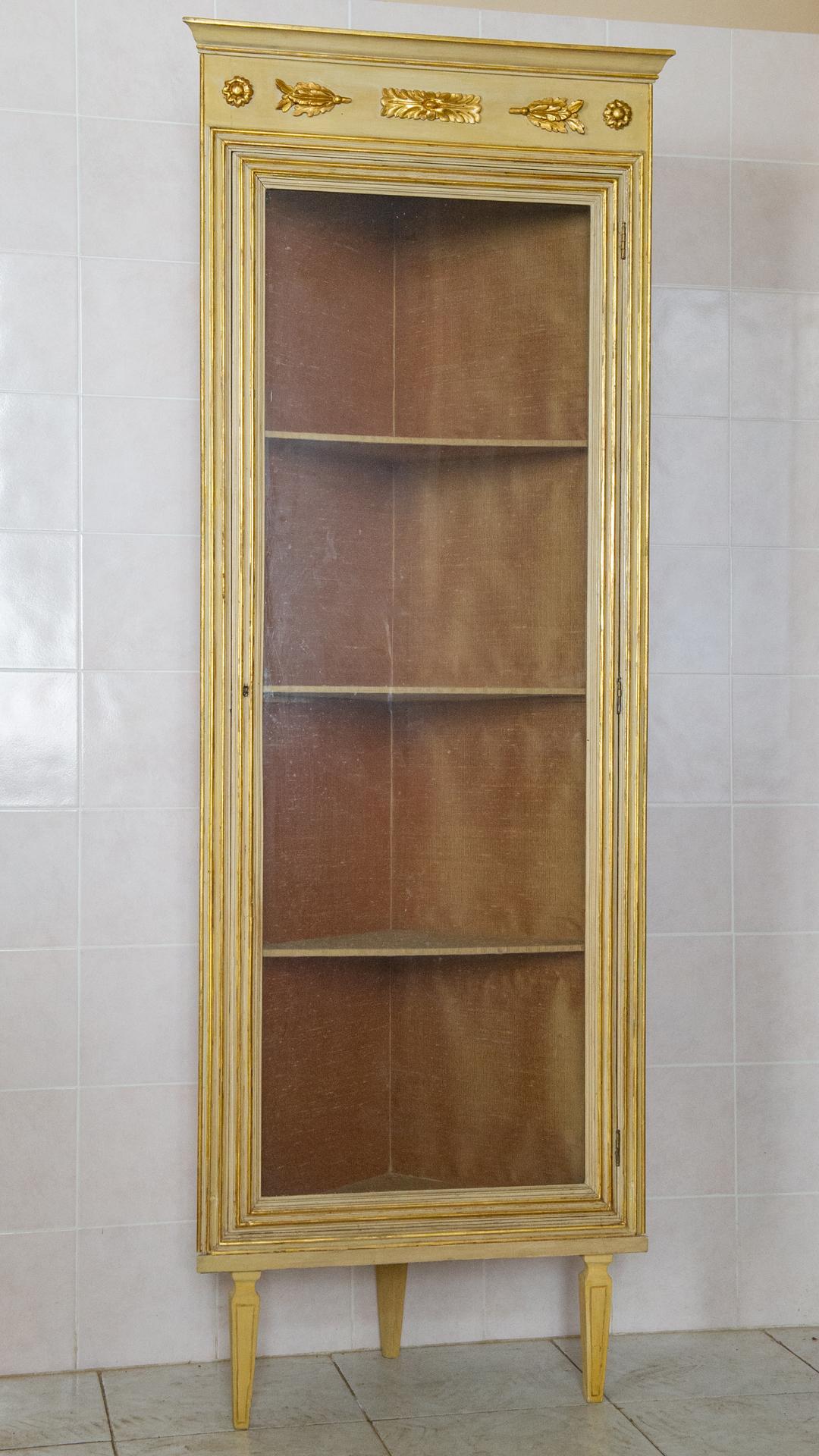 Pair of Antique Corner Lacquered Cabinets with Glass on Doors In Excellent Condition For Sale In Alessandria, Piemonte