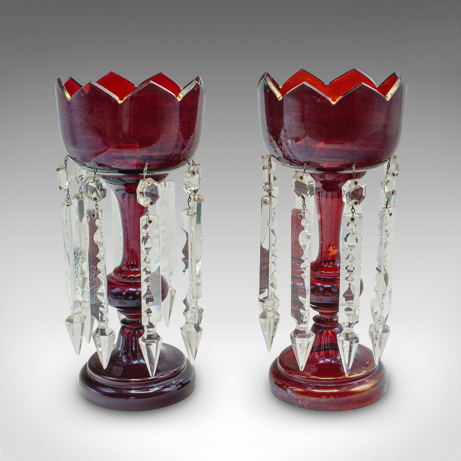 Dies ist ein Paar antiker Cranberry-Lüster. Eine englische, dekorative Kerzenlampe aus Glas und Kristall, aus der späten viktorianischen Zeit, um 1900.

Hervorragende Farbtiefe und beeindruckender Kristallglanz
Zeigt eine wünschenswerte gealterte