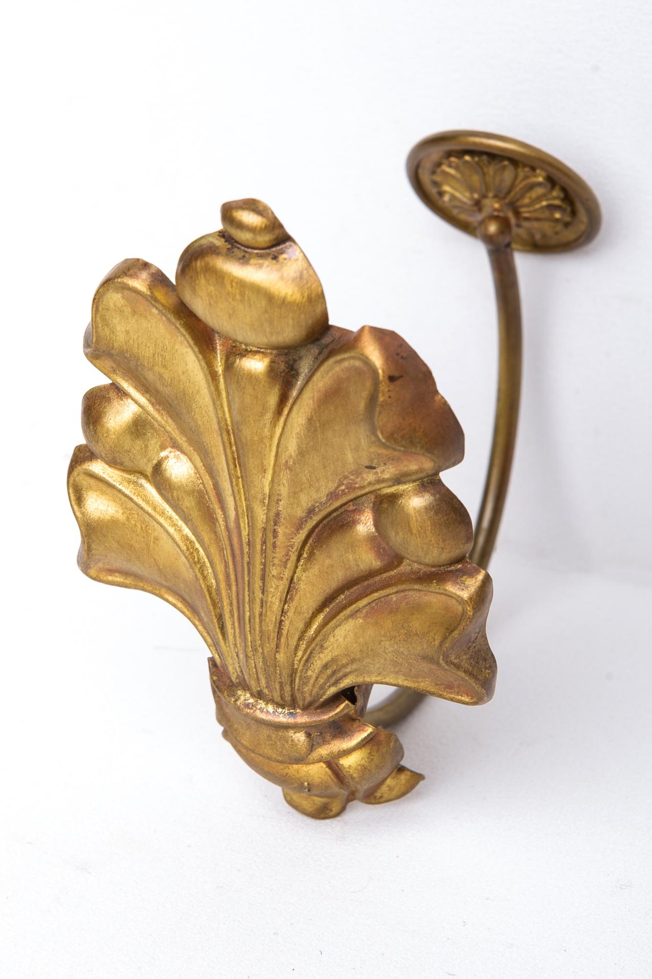 O/4535 - Pair of beautiful brass tie-backs, perfect to support the curtains in an elegant and functional way.