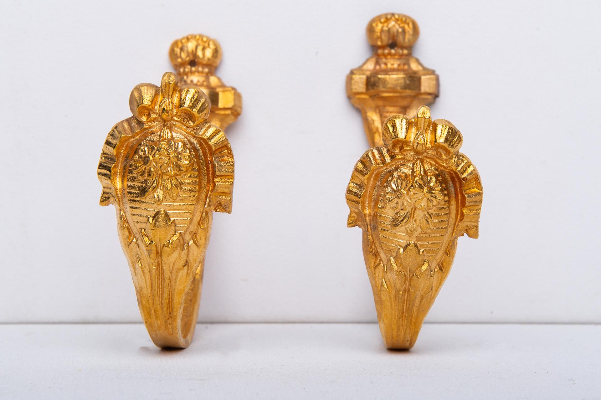 Paar antike Krawattenständer aus vergoldeter Bronze mit Krawattenrücken (Ästhetizismus) im Angebot