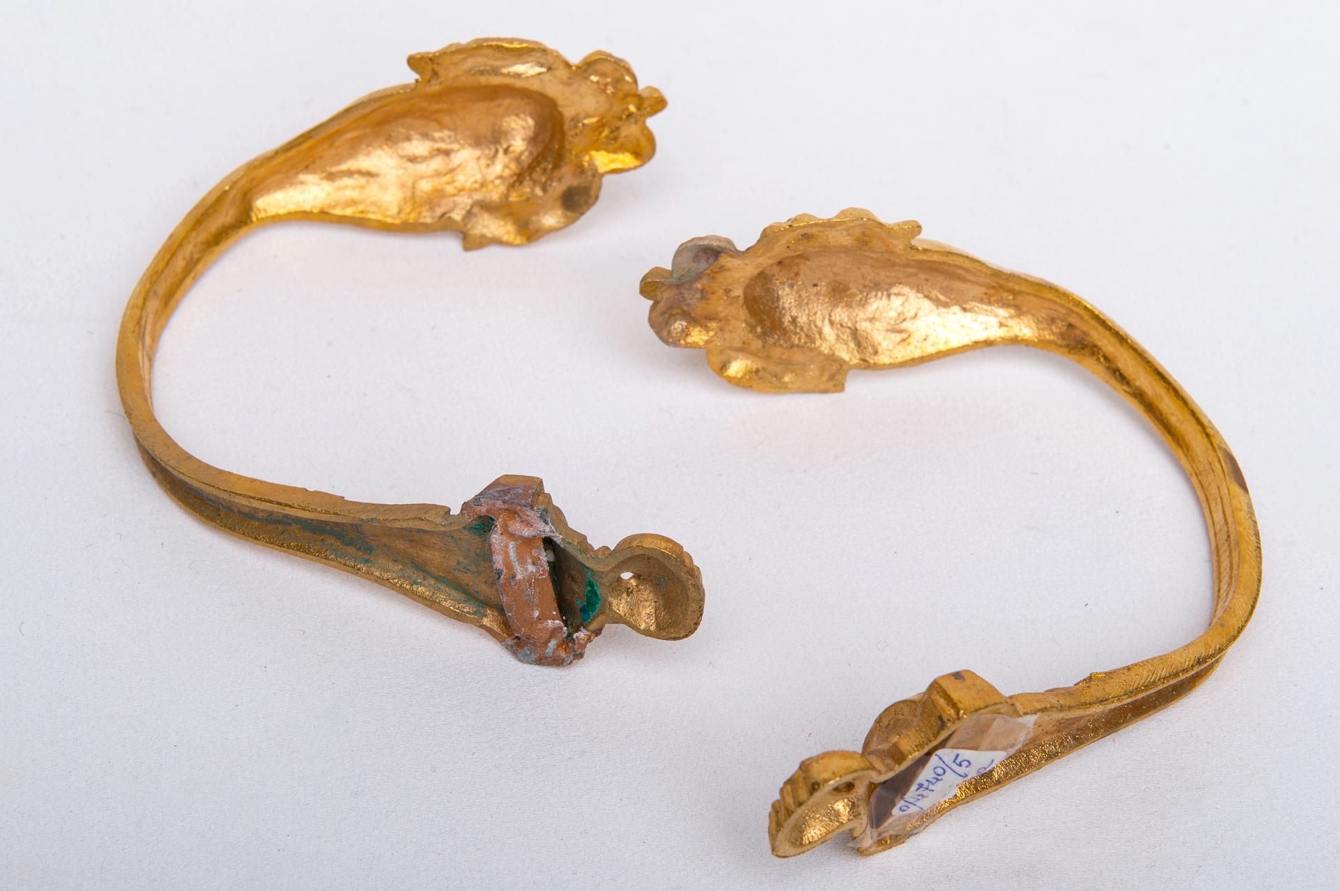 Paar antike Krawattenständer aus vergoldeter Bronze mit Krawattenrücken (Maschinell gefertigt) im Angebot