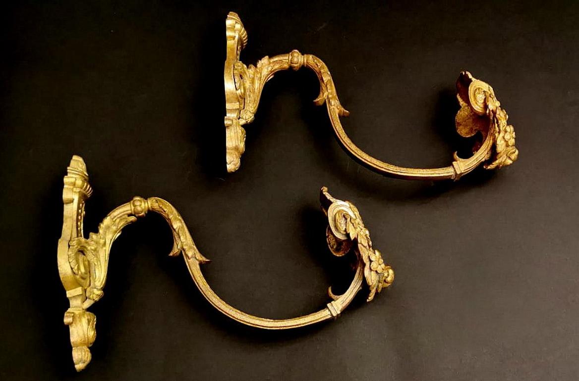  Important and sturdy pair of antique curtain hooks; we take the liberty of pointing out that we do not consider the definition 