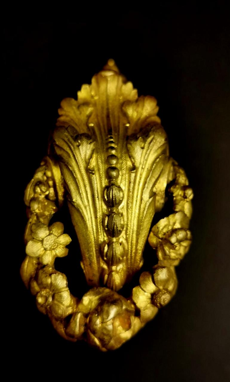 Par de Ganchos Antiguos para Cortinas 'Embrasses' en Bronce Sólido Dorado y Cincelado en venta 4