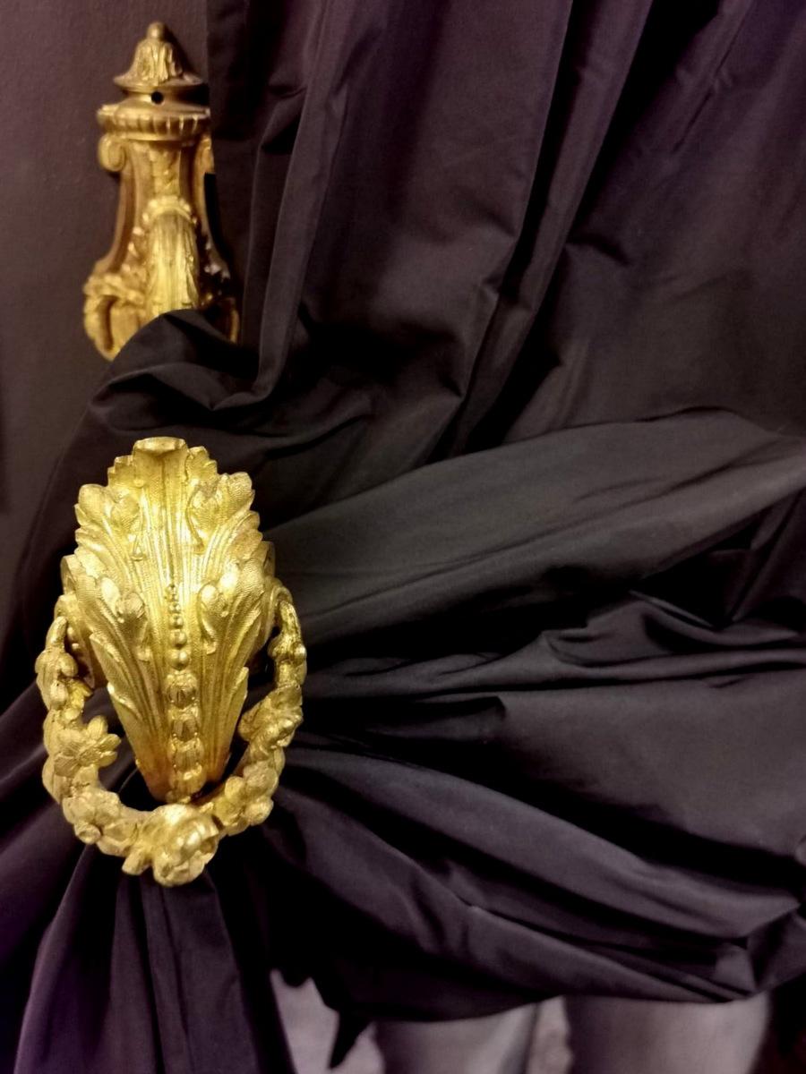 Paire de capuchons de rideaux anciens « Embrasses » en bronze doré massif et ciselé en vente 6