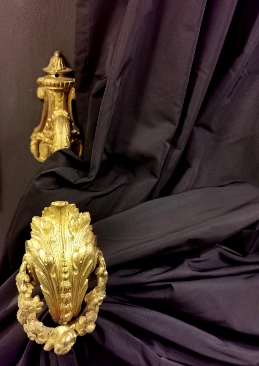Paire de capuchons de rideaux anciens « Embrasses » en bronze doré massif et ciselé en vente 7