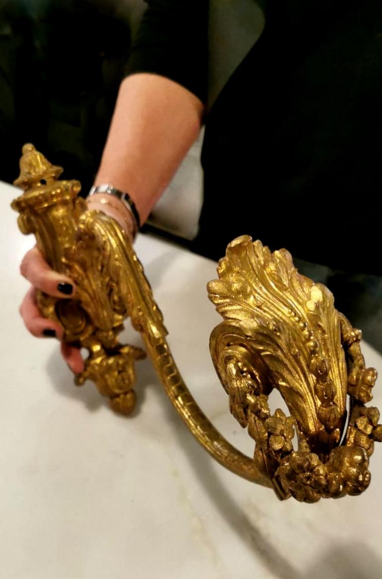 Paire de capuchons de rideaux anciens « Embrasses » en bronze doré massif et ciselé en vente 9