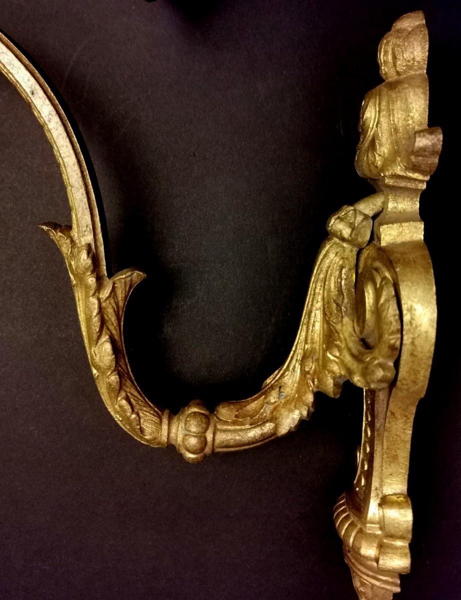 Français Paire de capuchons de rideaux anciens « Embrasses » en bronze doré massif et ciselé en vente
