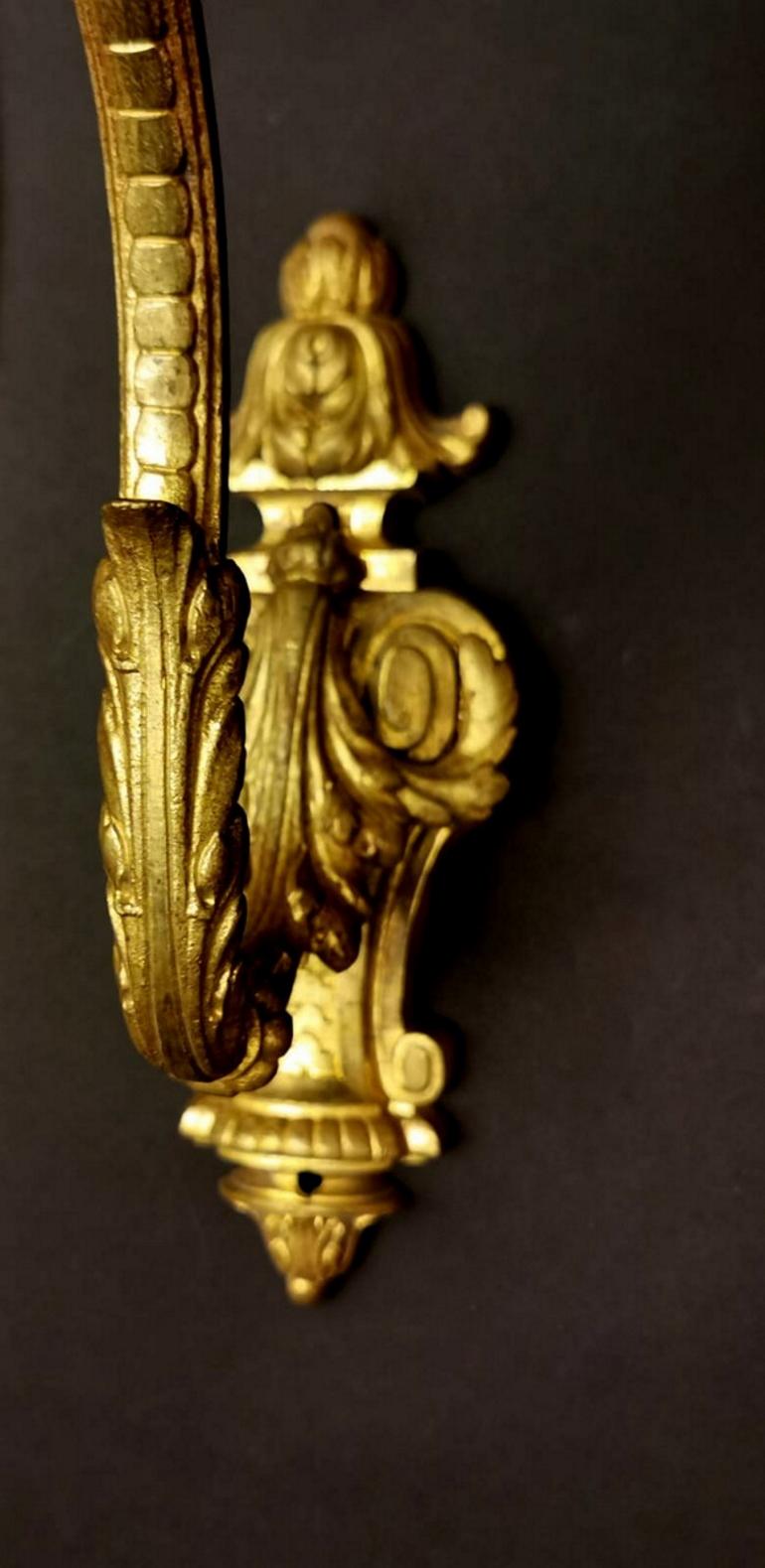 Doré Paire de capuchons de rideaux anciens « Embrasses » en bronze doré massif et ciselé en vente