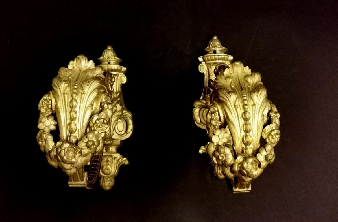 Par de Ganchos Antiguos para Cortinas 'Embrasses' en Bronce Sólido Dorado y Cincelado siglo XVIII en venta