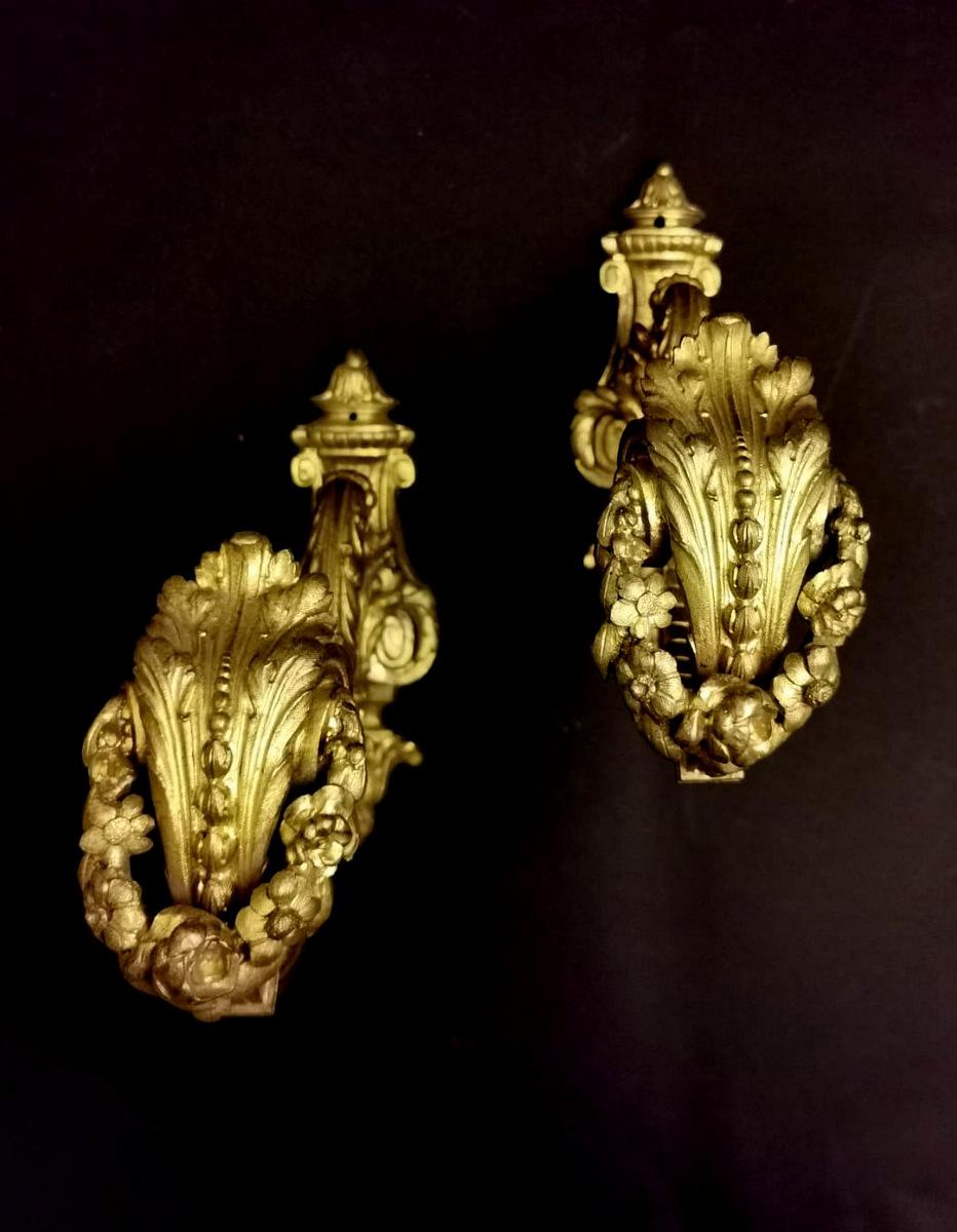 XVIIIe siècle Paire de capuchons de rideaux anciens « Embrasses » en bronze doré massif et ciselé en vente