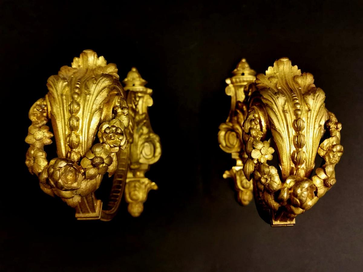Bronze Paire de capuchons de rideaux anciens « Embrasses » en bronze doré massif et ciselé en vente