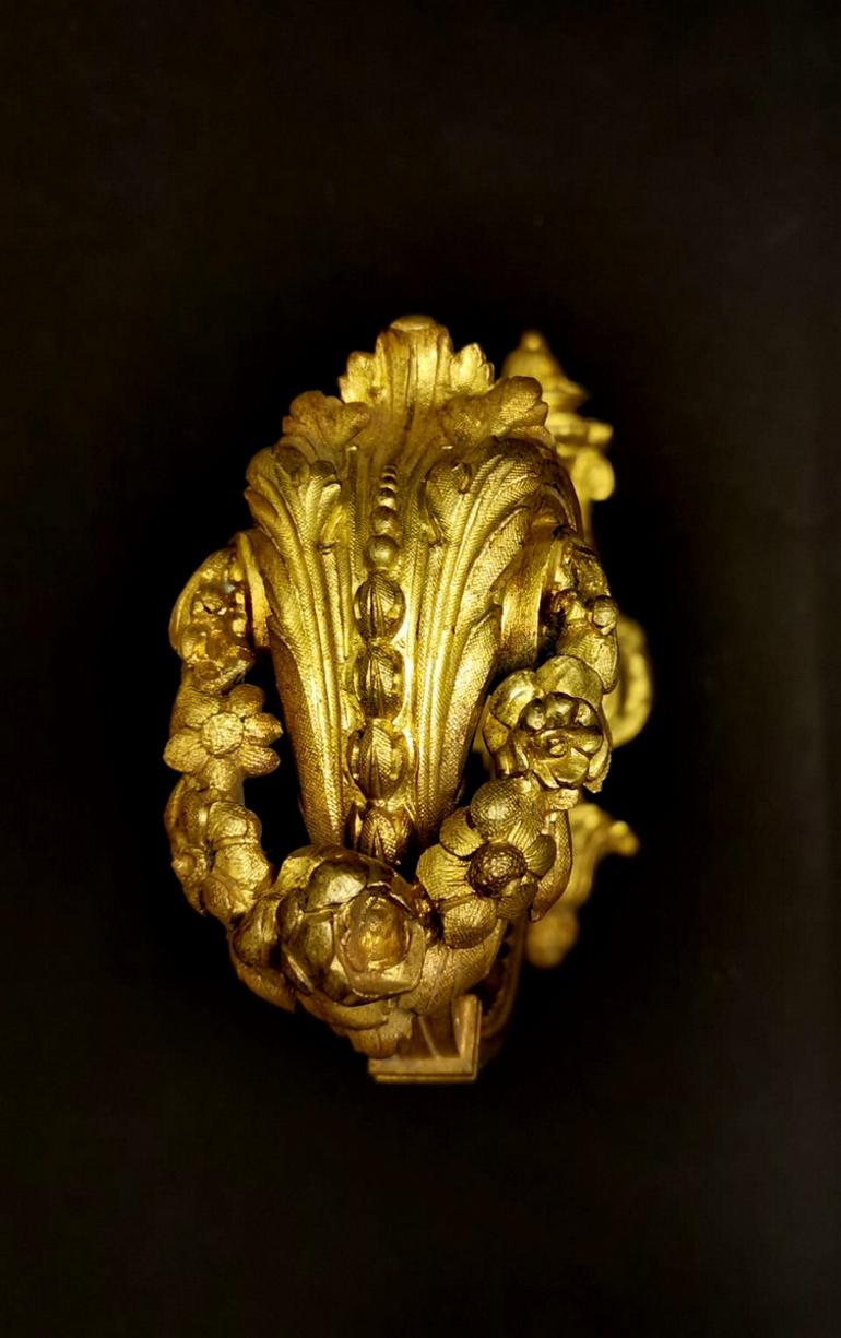 Paire de capuchons de rideaux anciens « Embrasses » en bronze doré massif et ciselé en vente 1