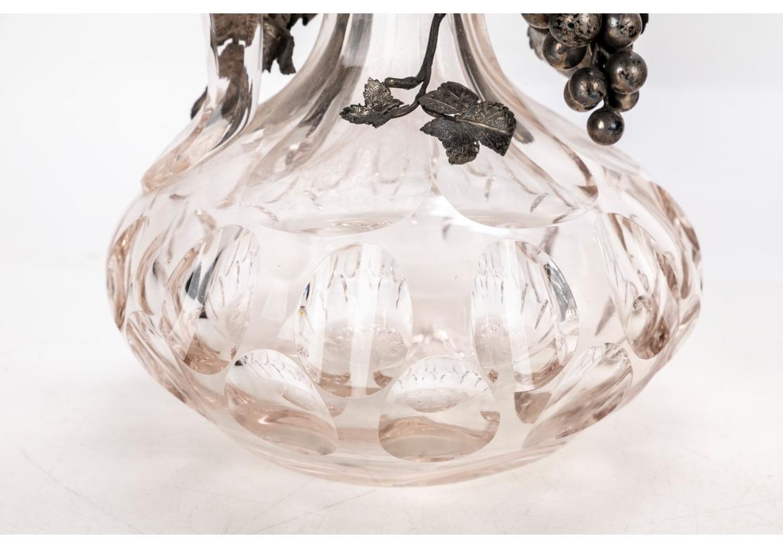 Paire de carafes antiques à poignée en cristal taillé avec décoration de vigne en tôle en vente 4