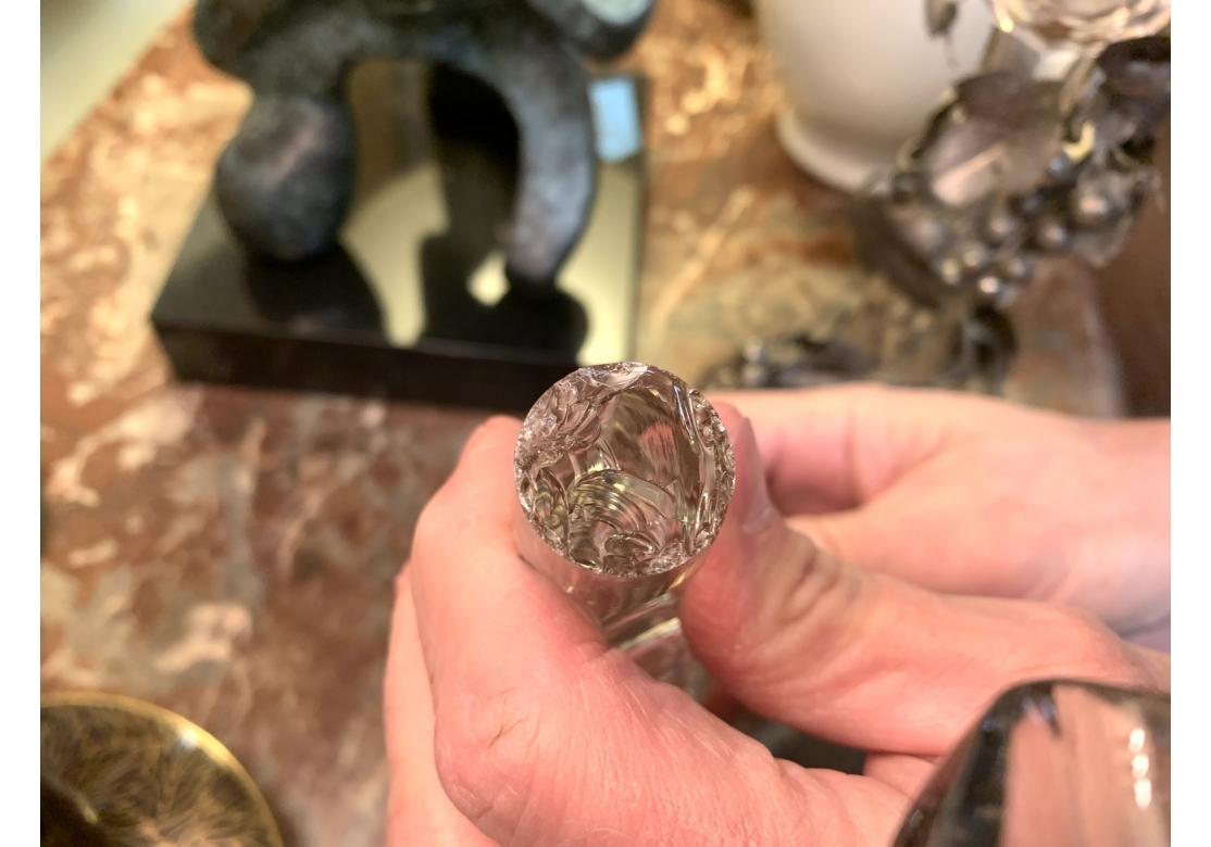 Paire de carafes antiques à poignée en cristal taillé avec décoration de vigne en tôle en vente 5