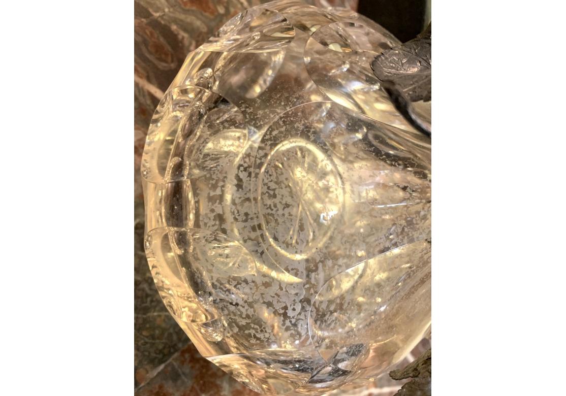 Paire de carafes antiques à poignée en cristal taillé avec décoration de vigne en tôle en vente 7