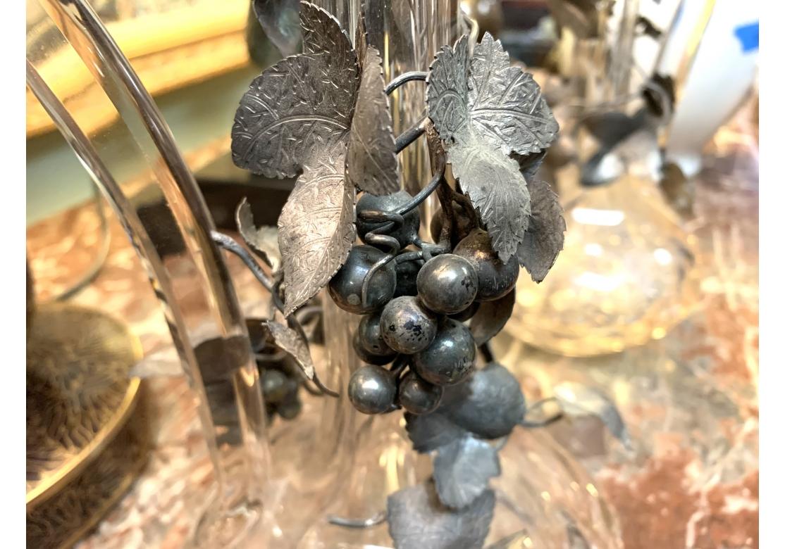 Paire de carafes antiques à poignée en cristal taillé avec décoration de vigne en tôle en vente 8