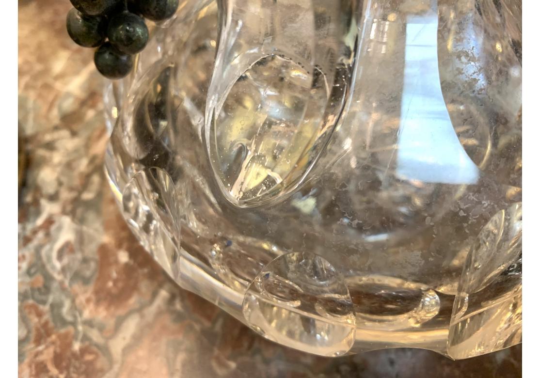 Paire de carafes antiques à poignée en cristal taillé avec décoration de vigne en tôle en vente 9