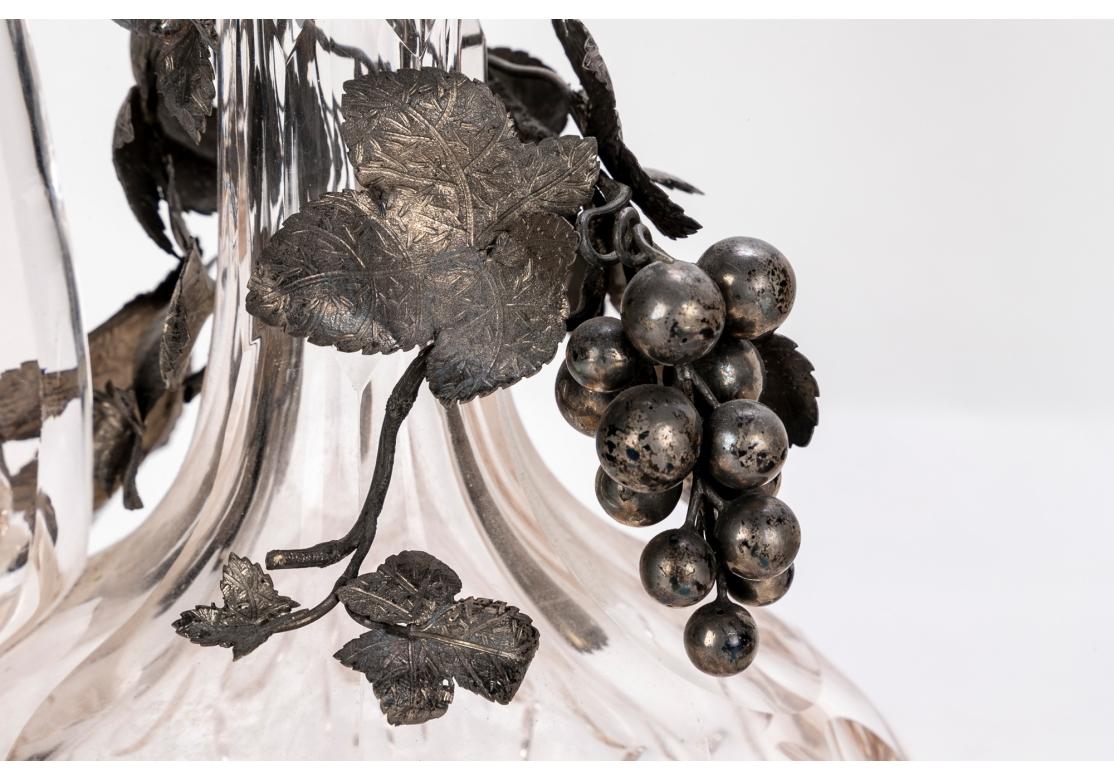Paire de carafes antiques à poignée en cristal taillé avec décoration de vigne en tôle État moyen - En vente à Bridgeport, CT