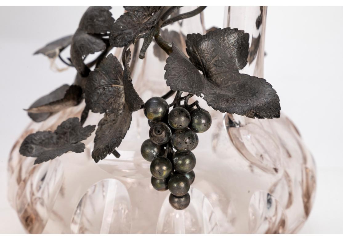 Paire de carafes antiques à poignée en cristal taillé avec décoration de vigne en tôle en vente 2
