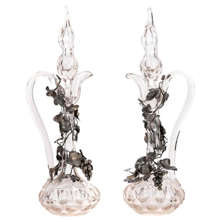 Paire de carafes antiques à poignée en cristal taillé avec décoration de vigne en tôle en vente