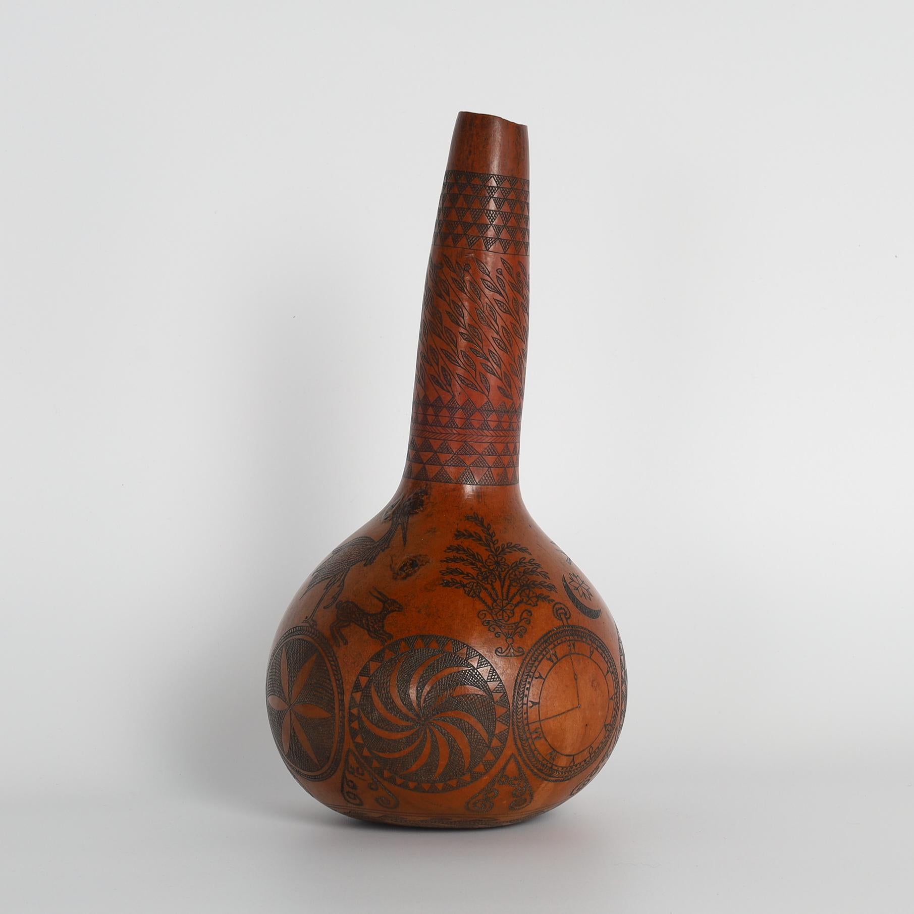 Cipro ha una lunga storia di arte delle zucche, che venivano utilizzate per trasportare acqua e vino; ecco due esempi del XIX secolo di questa forma d'arte incisa a mano con geometrie, animali, navi, orologi e fiori e poi colorata con carbone fuso e