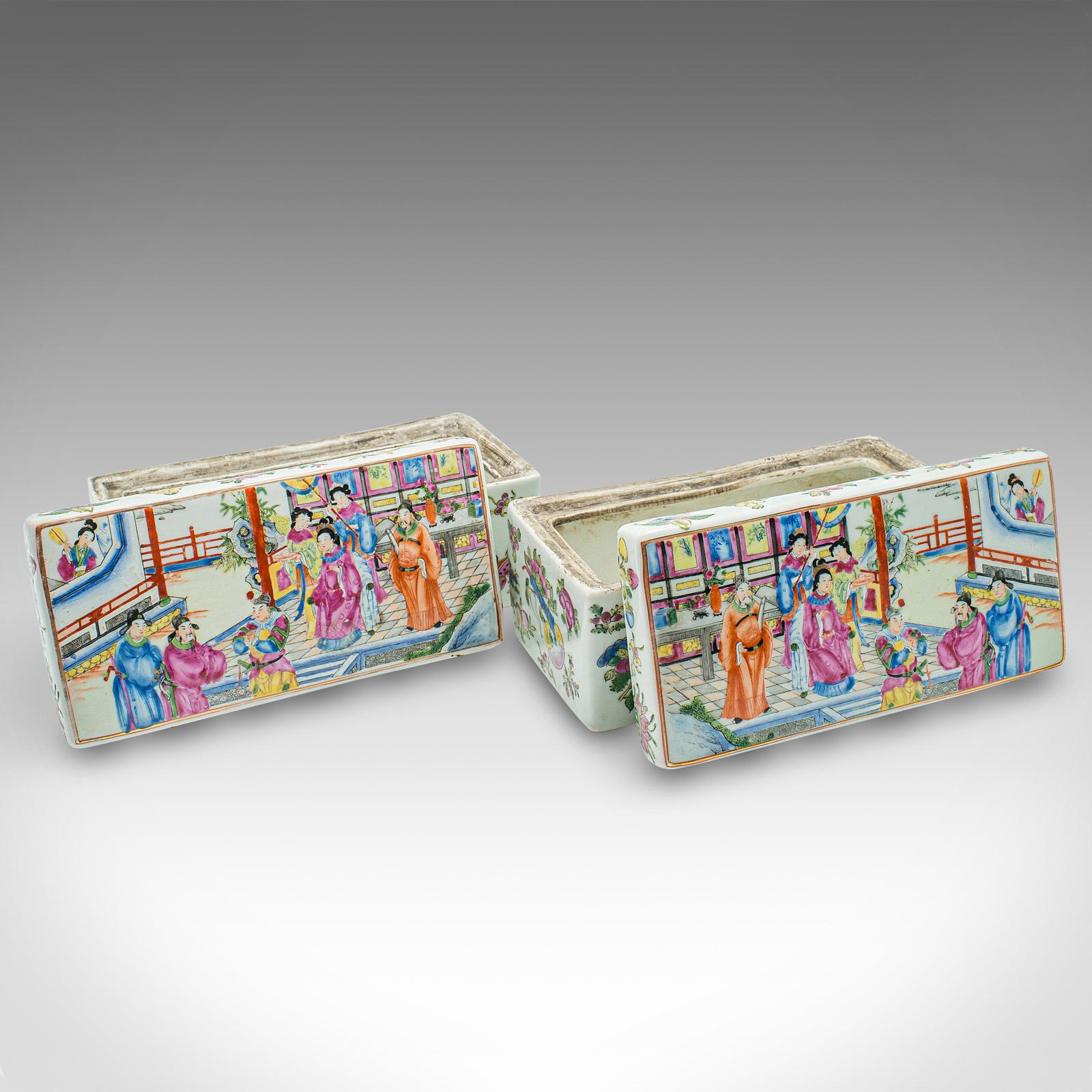 
Se trata de un par de cajas decorativas antiguas. Plato chino de cerámica con tapa, de finales de la época victoriana, hacia 1890.

Atractivo sabor tradicional chino con gran colorido
Con una deseable pátina envejecida y en buen estado
