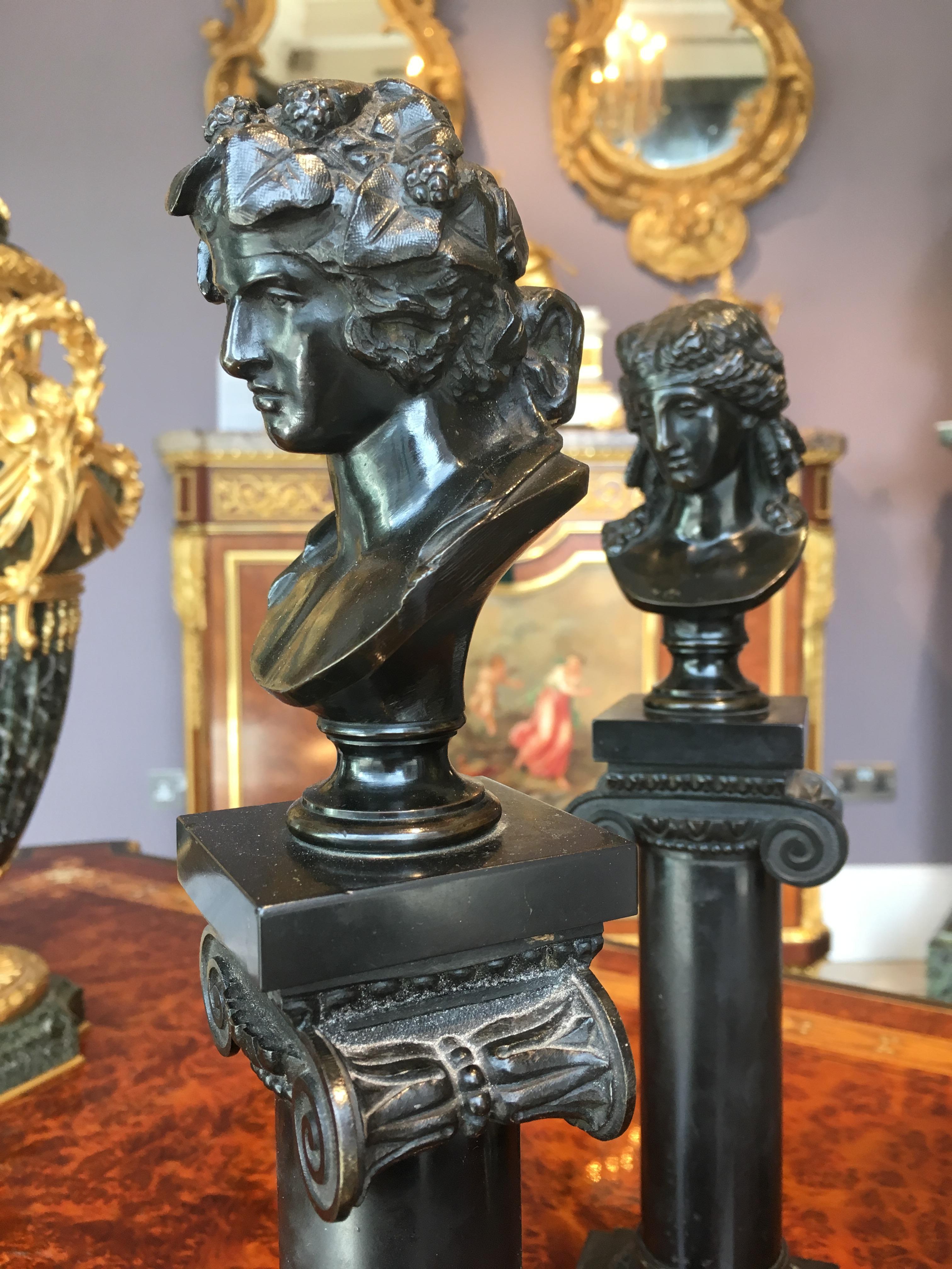 XIXe siècle Paire de bustes romains décoratifs anciens en bronze sur colonnes en vente