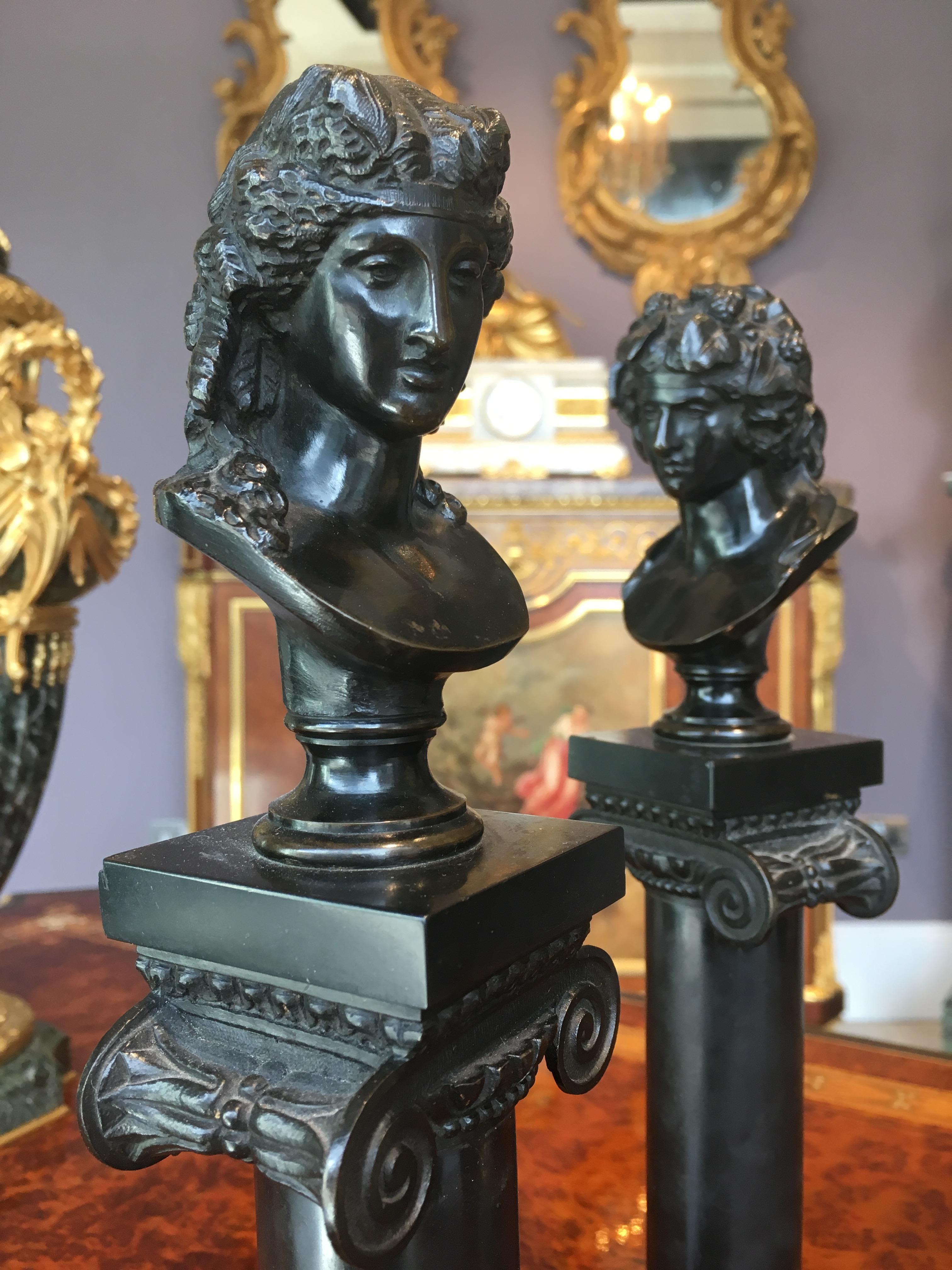 Marbre Paire de bustes romains décoratifs anciens en bronze sur colonnes en vente