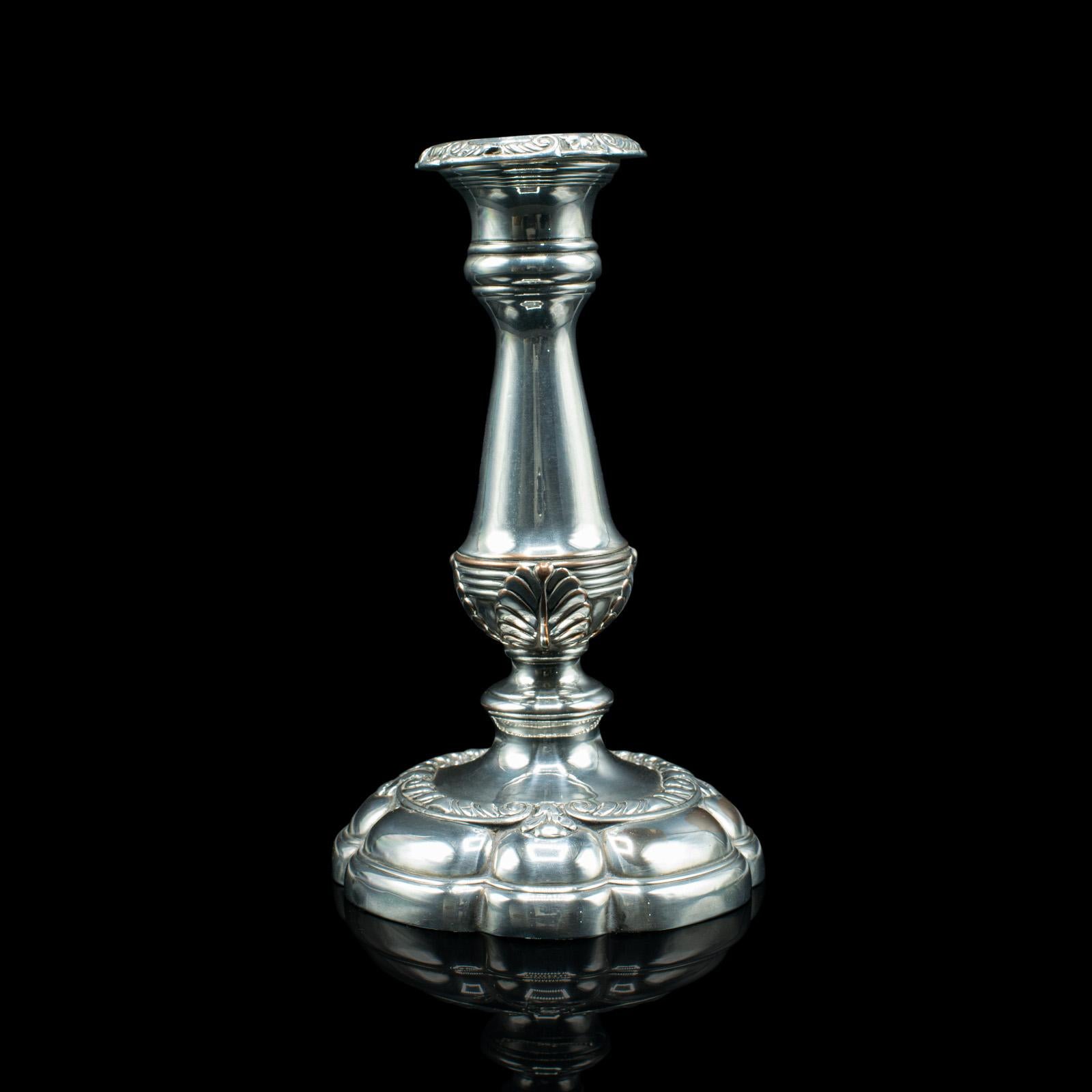 Coppia di candelieri decorativi antichi, inglese, placca d'argento, supporto, edoardiano In condizioni buone in vendita a Hele, Devon, GB