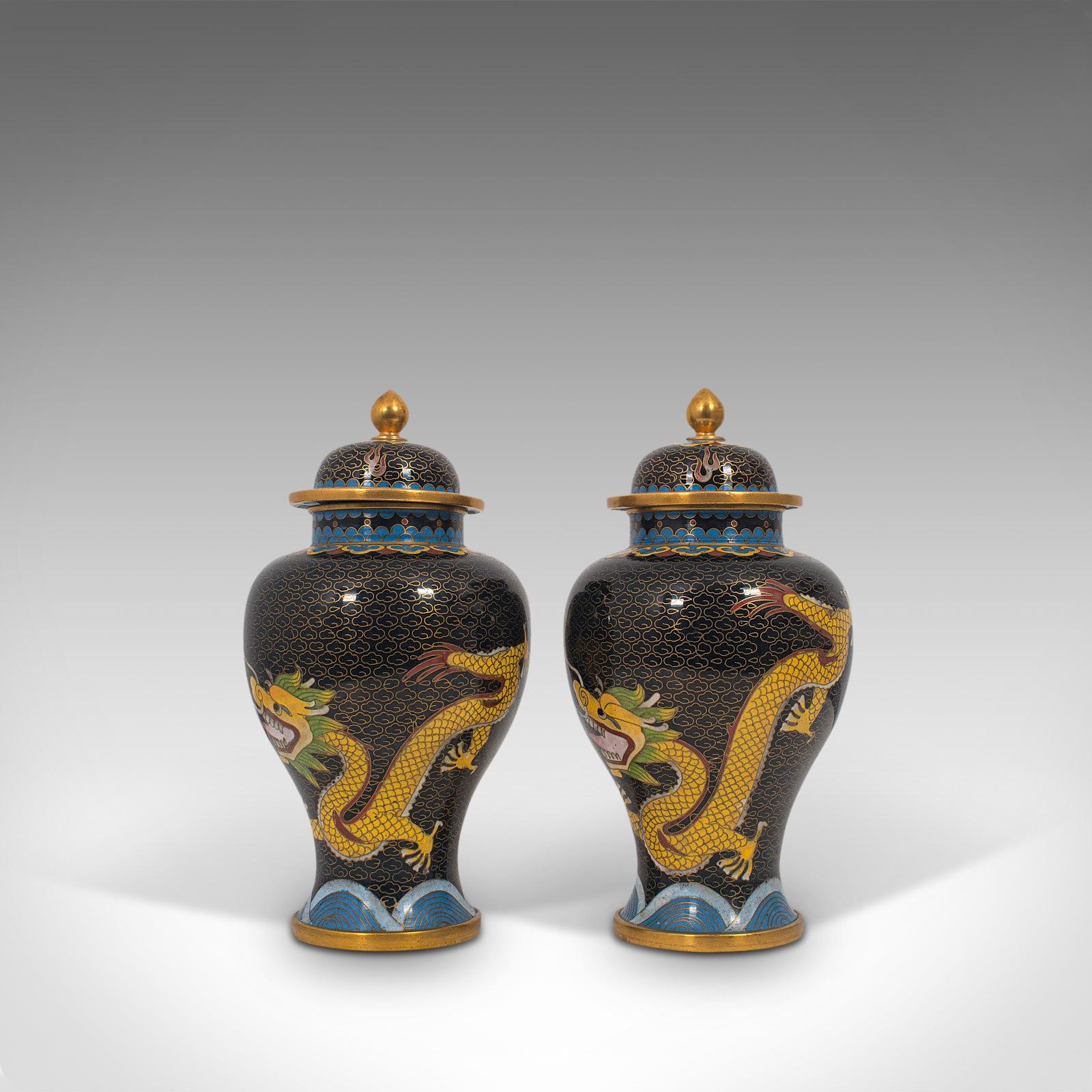 Antike dekorative Gewürzdosen, Chinesisch, Cloisonné, Baluster Urne um 1900, Paar (19. Jahrhundert) im Angebot