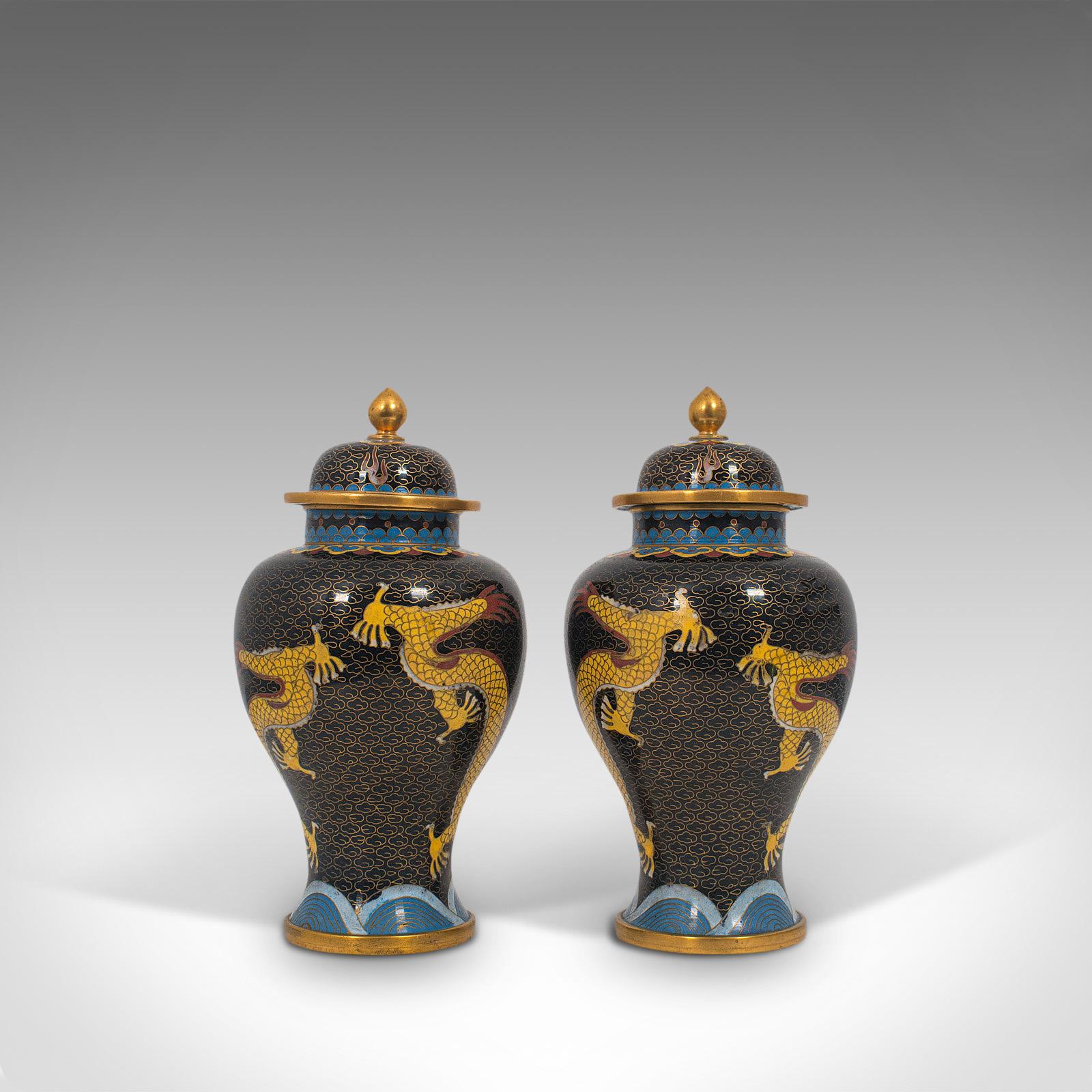 Laiton Paire de pots à épices décoratifs anciens, chinois, cloisonnés, urne à balustre vers 1900 en vente