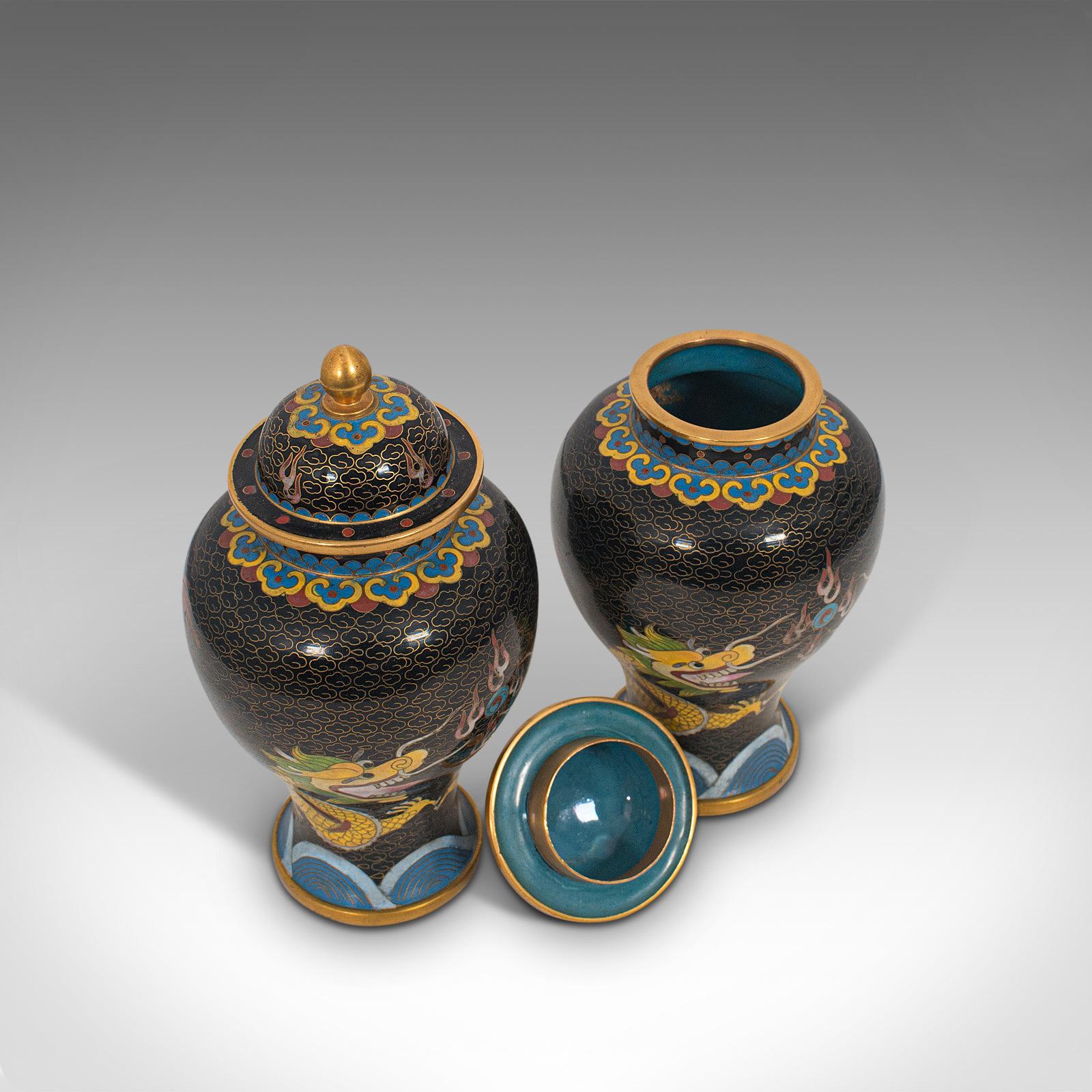 Paire de pots à épices décoratifs anciens, chinois, cloisonnés, urne à balustre vers 1900 en vente 1
