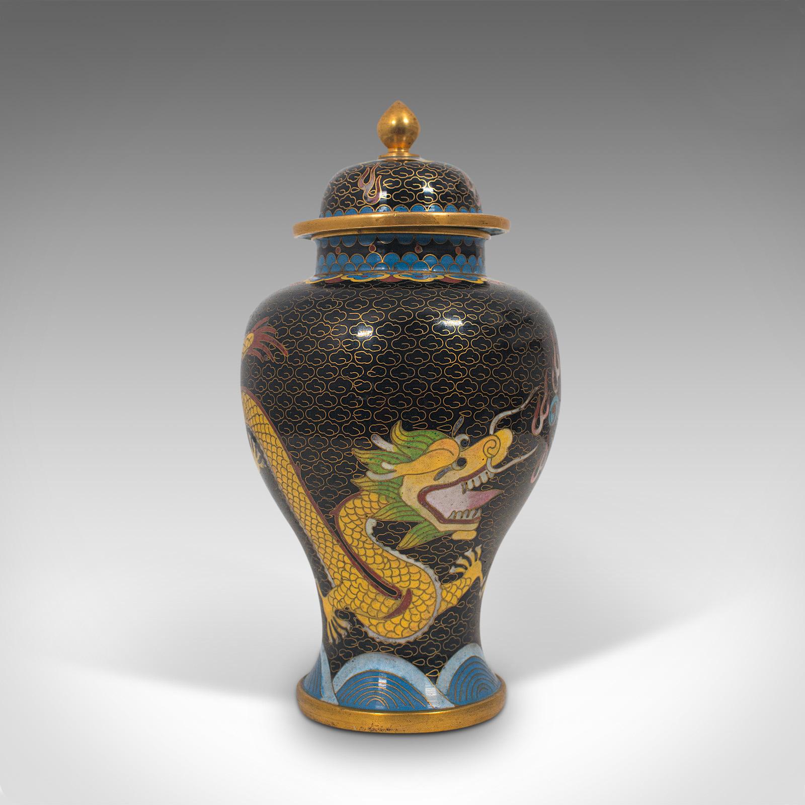 Paire de pots à épices décoratifs anciens, chinois, cloisonnés, urne à balustre vers 1900 en vente 2